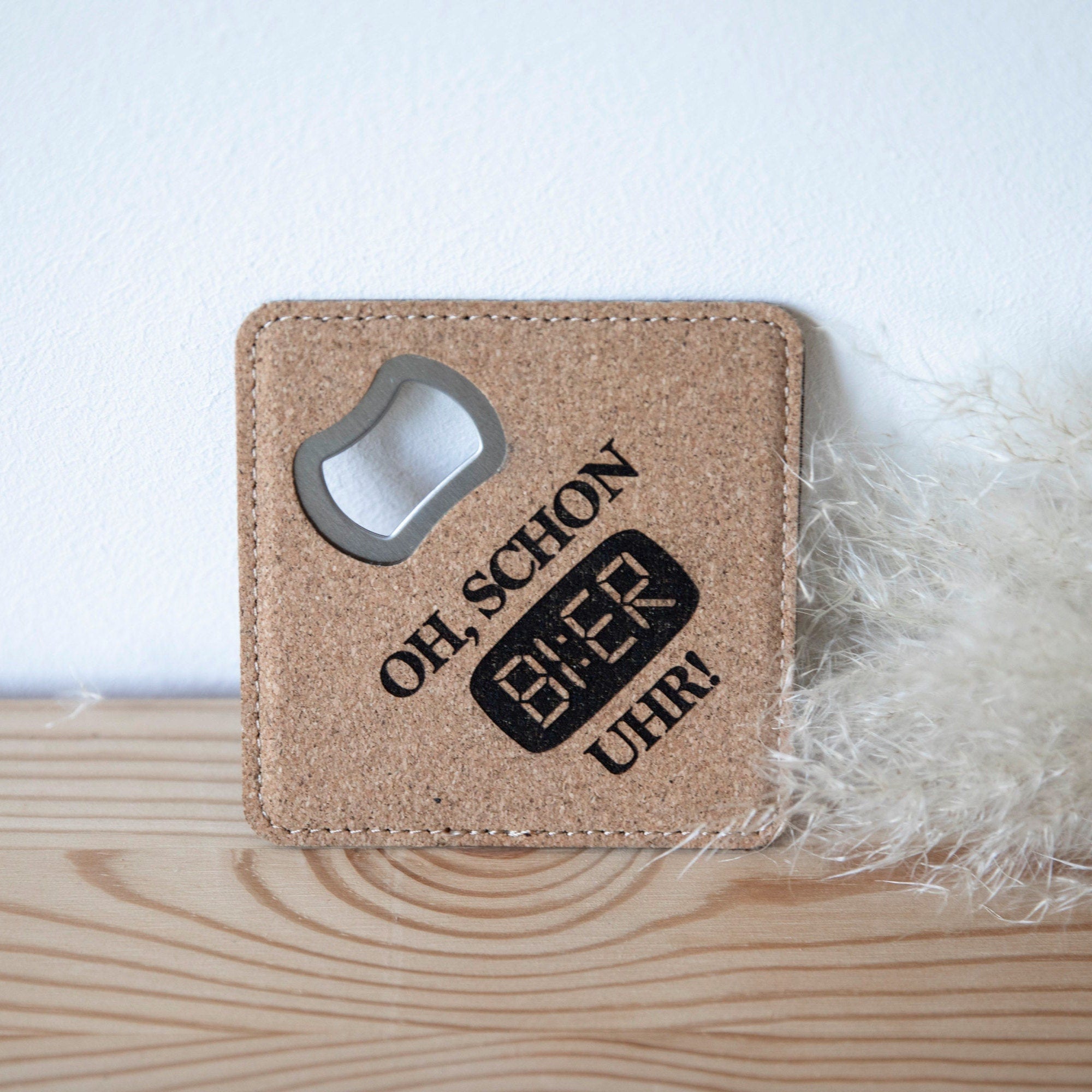 Flaschenöffner mit Gravur / Biertrinker / Kork Untersetzer mit integriertem Öffner / Geschenkidee Männer / Vatertag / Geschenk Geburtstag