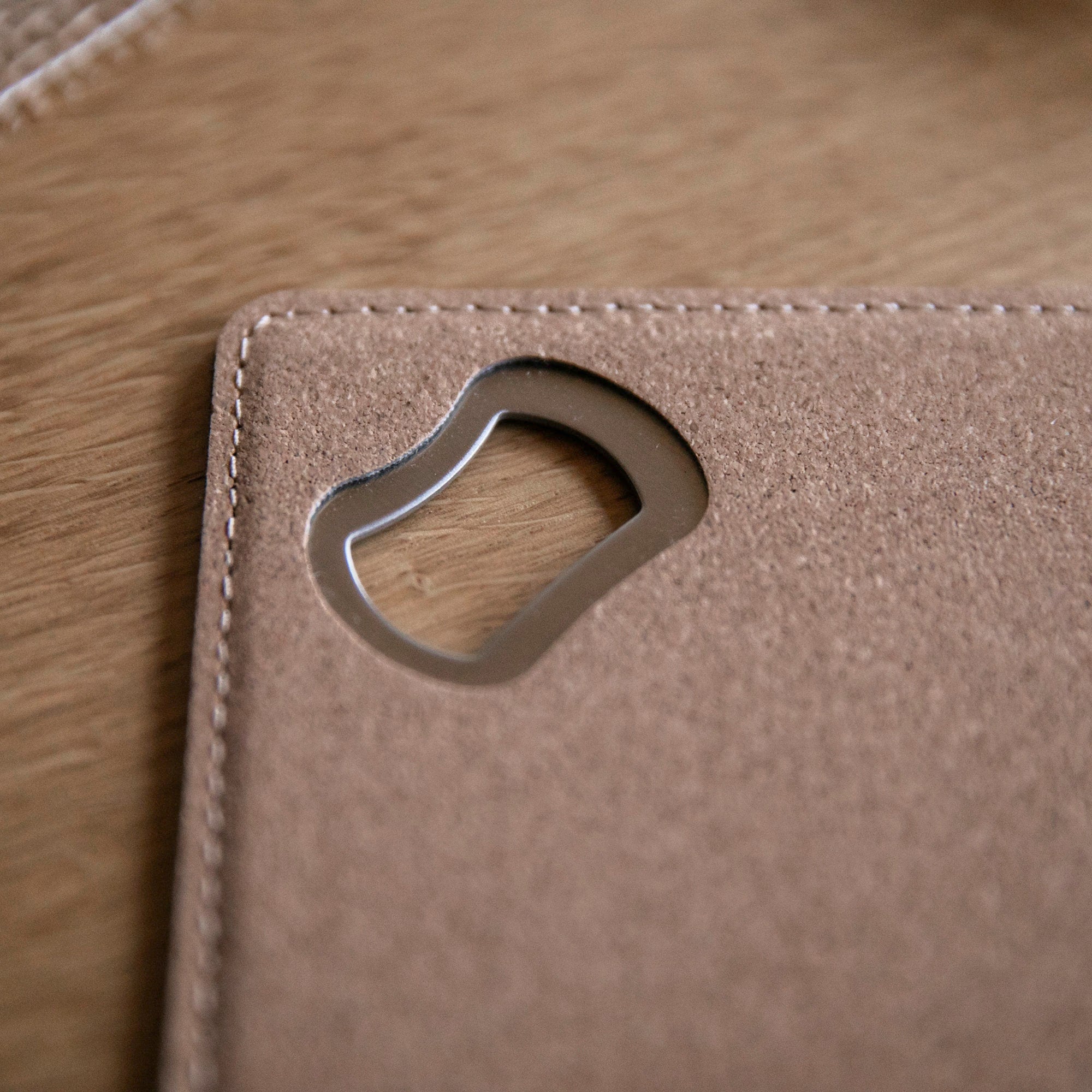 Personalisierter Flaschenöffner mit Gravur / Kork Untersetzer mit integriertem Öffner / Geschenk Männer / Vatertag / Kapselheber