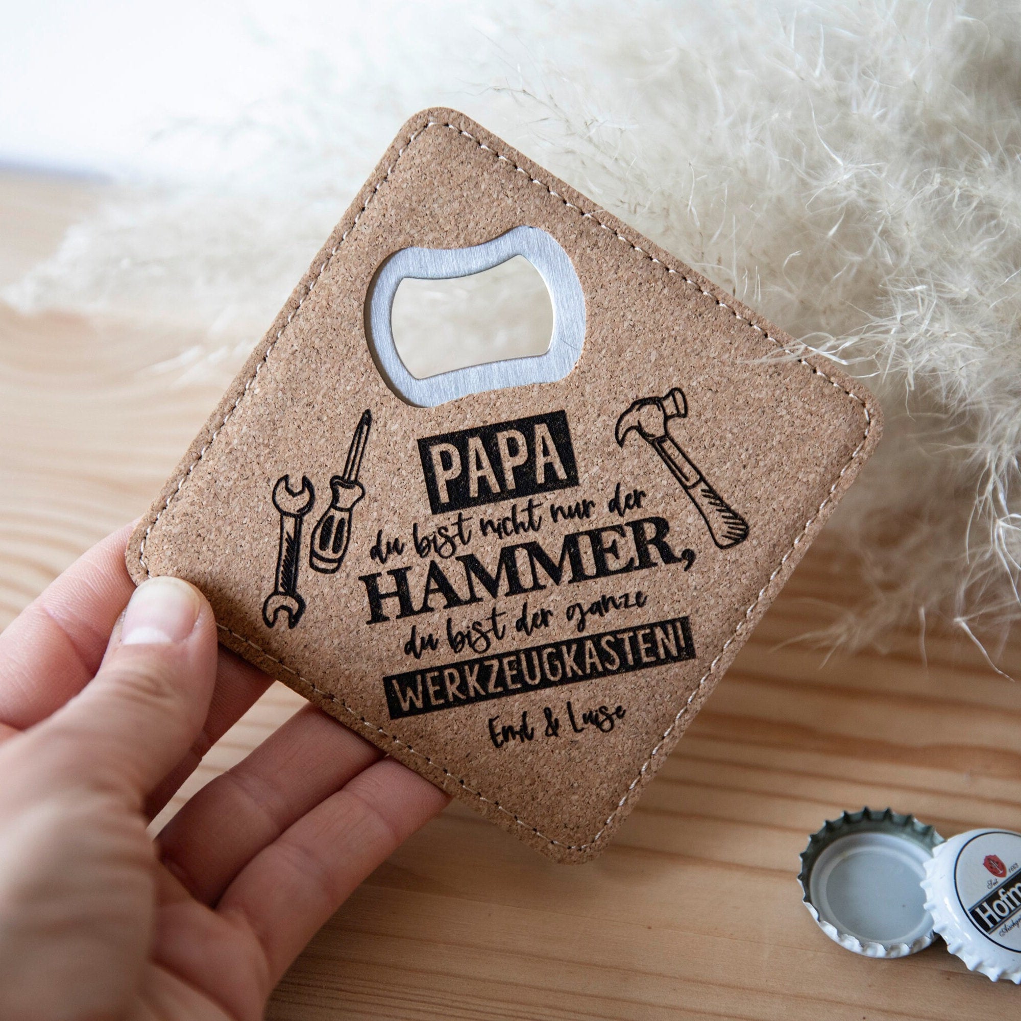 Personalisierter Flaschenöffner mit Gravur / Kork Untersetzer mit integriertem Öffner / Geschenk Papa / Vatertag / Kapselheber
