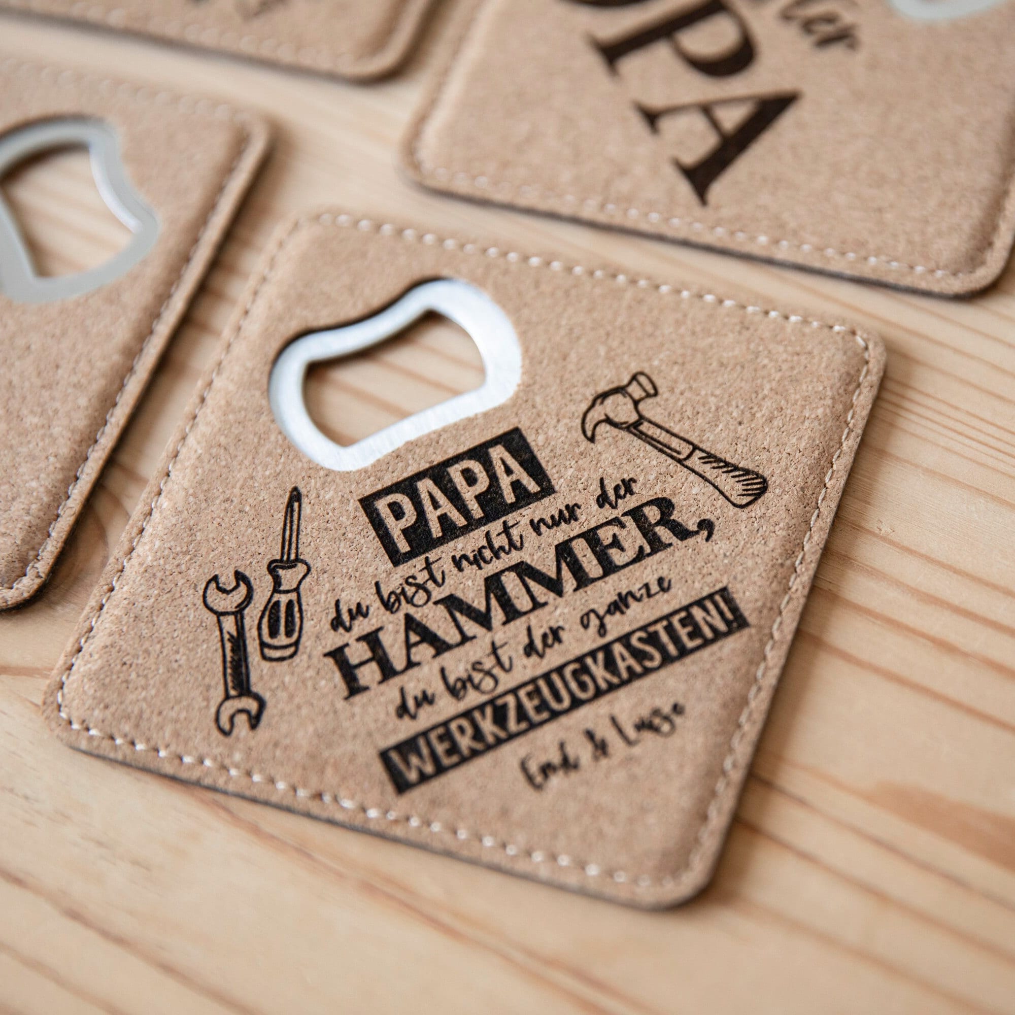 Personalisierter Flaschenöffner mit Gravur / Kork Untersetzer mit integriertem Öffner / Geschenk Papa / Vatertag / Kapselheber