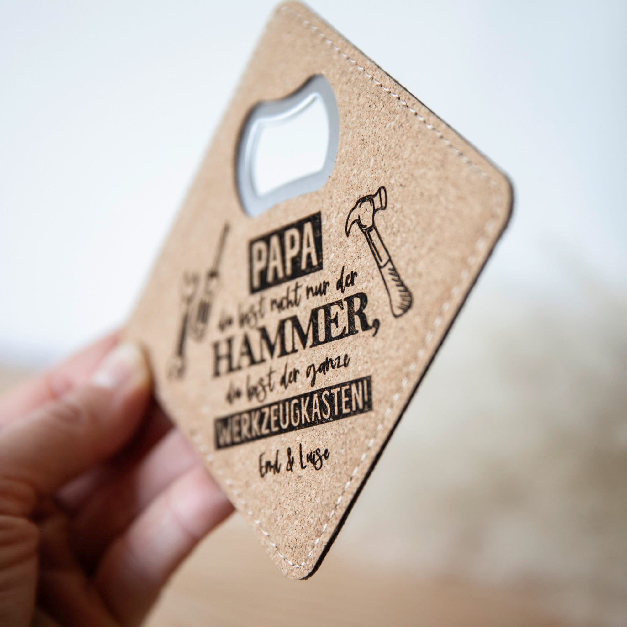 Personalisierter Flaschenöffner mit Gravur / Kork Untersetzer mit integriertem Öffner / Geschenk Papa / Vatertag / Kapselheber