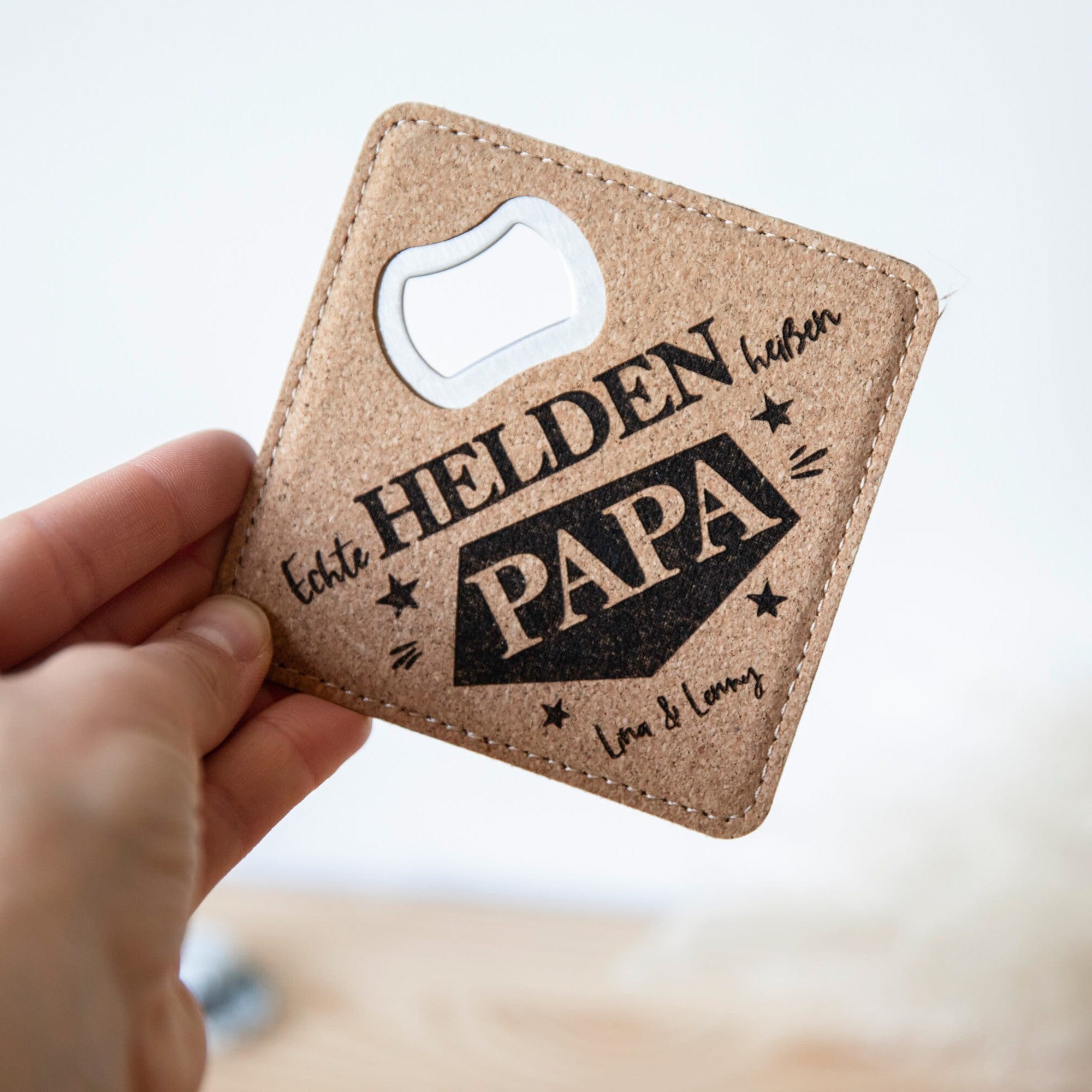 Personalisierter Flaschenöffner mit Gravur / Kork Untersetzer mit integriertem Öffner / Geschenk Männer / Vatertag / Kapselheber