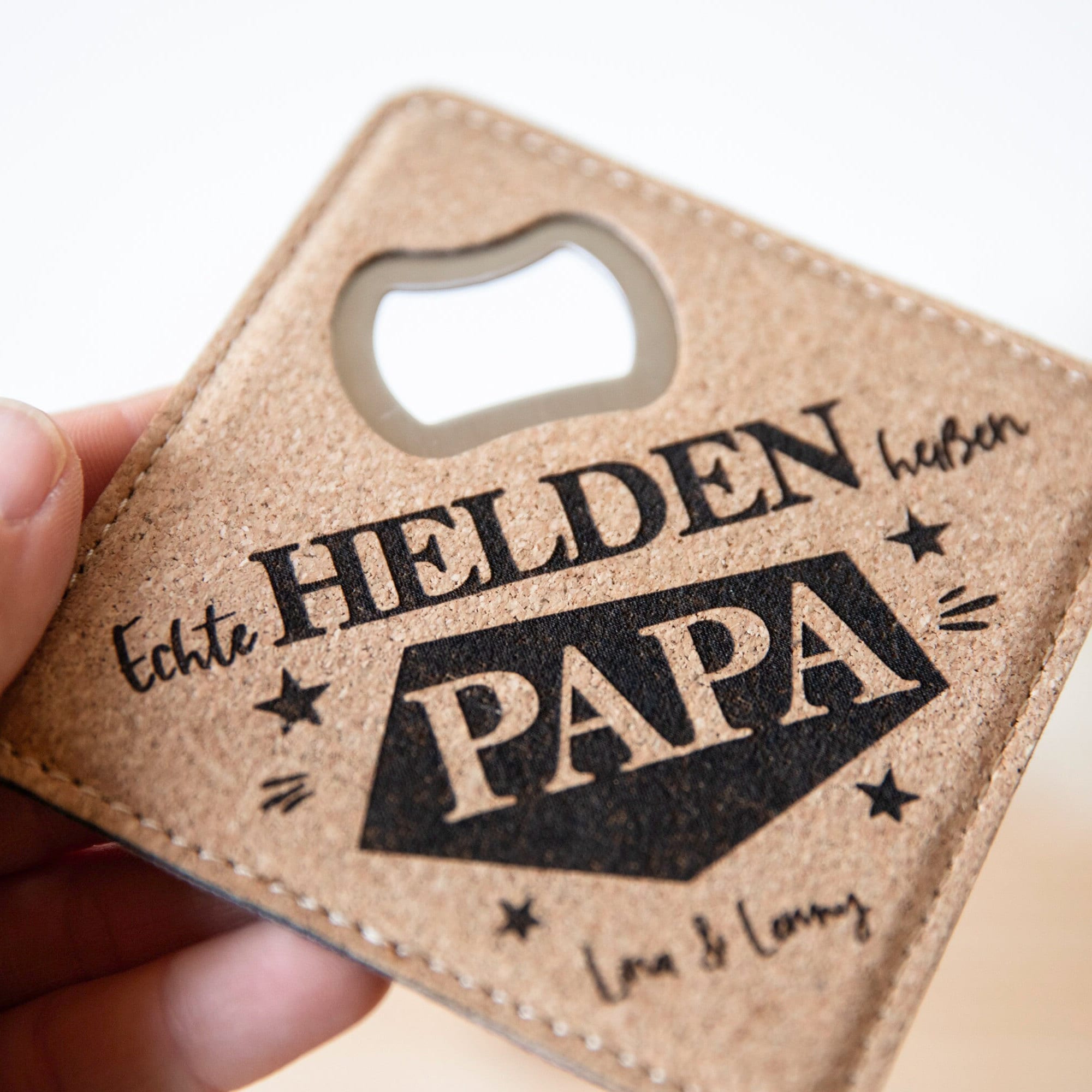 Personalisierter Flaschenöffner mit Gravur / Kork Untersetzer mit integriertem Öffner / Geschenk Männer / Vatertag / Kapselheber