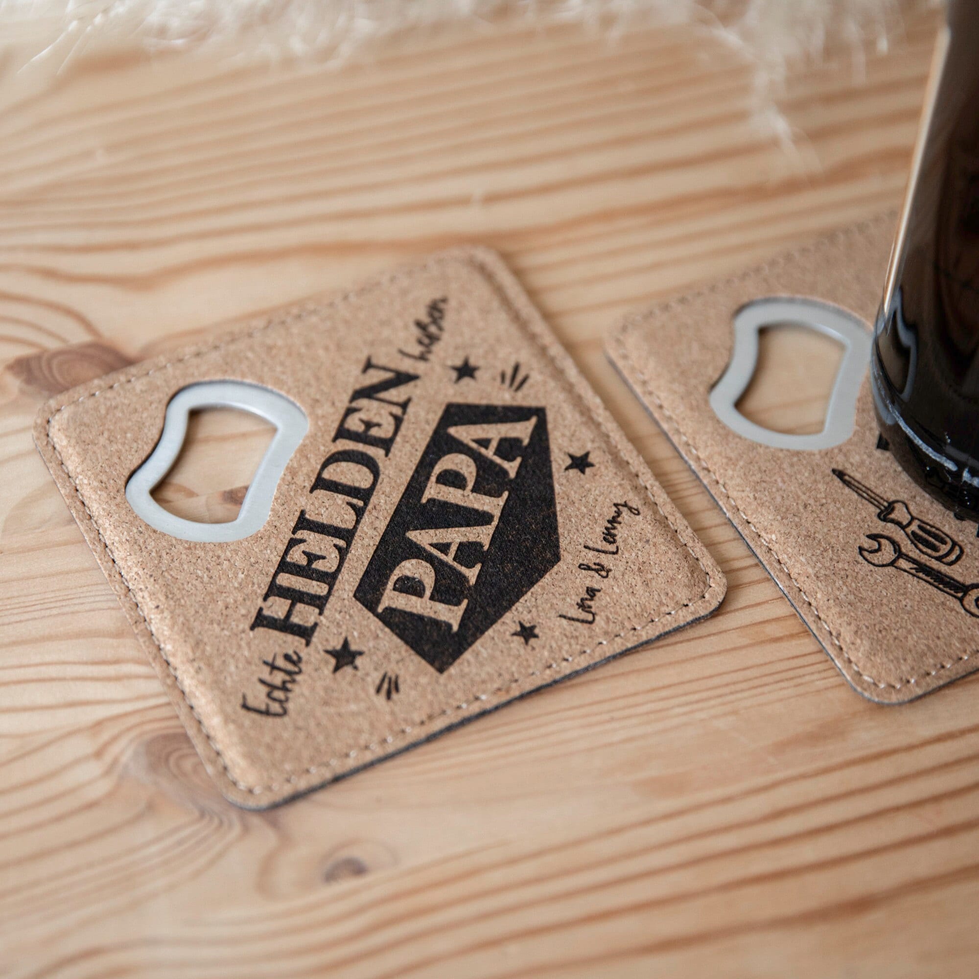 Personalisierter Flaschenöffner mit Gravur / Kork Untersetzer mit integriertem Öffner / Geschenk Männer / Vatertag / Kapselheber