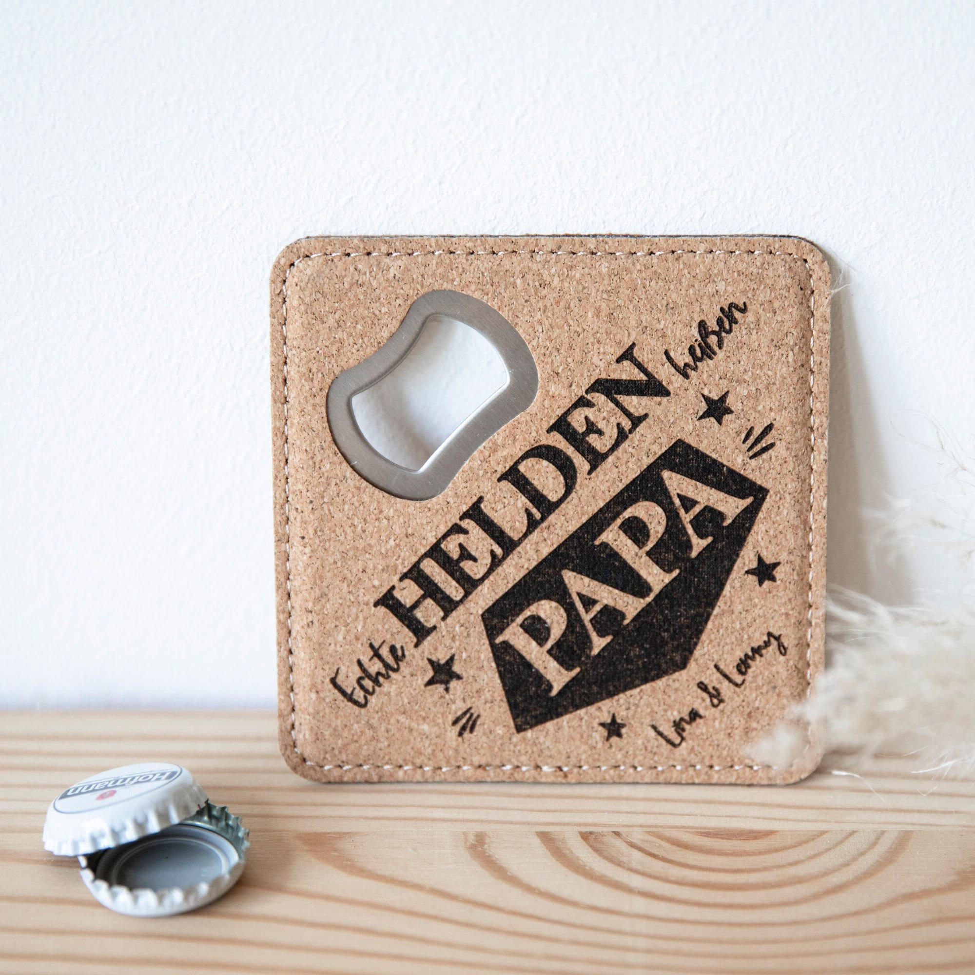 Personalisierter Flaschenöffner mit Gravur / Kork Untersetzer mit integriertem Öffner / Geschenk Männer / Vatertag / Kapselheber