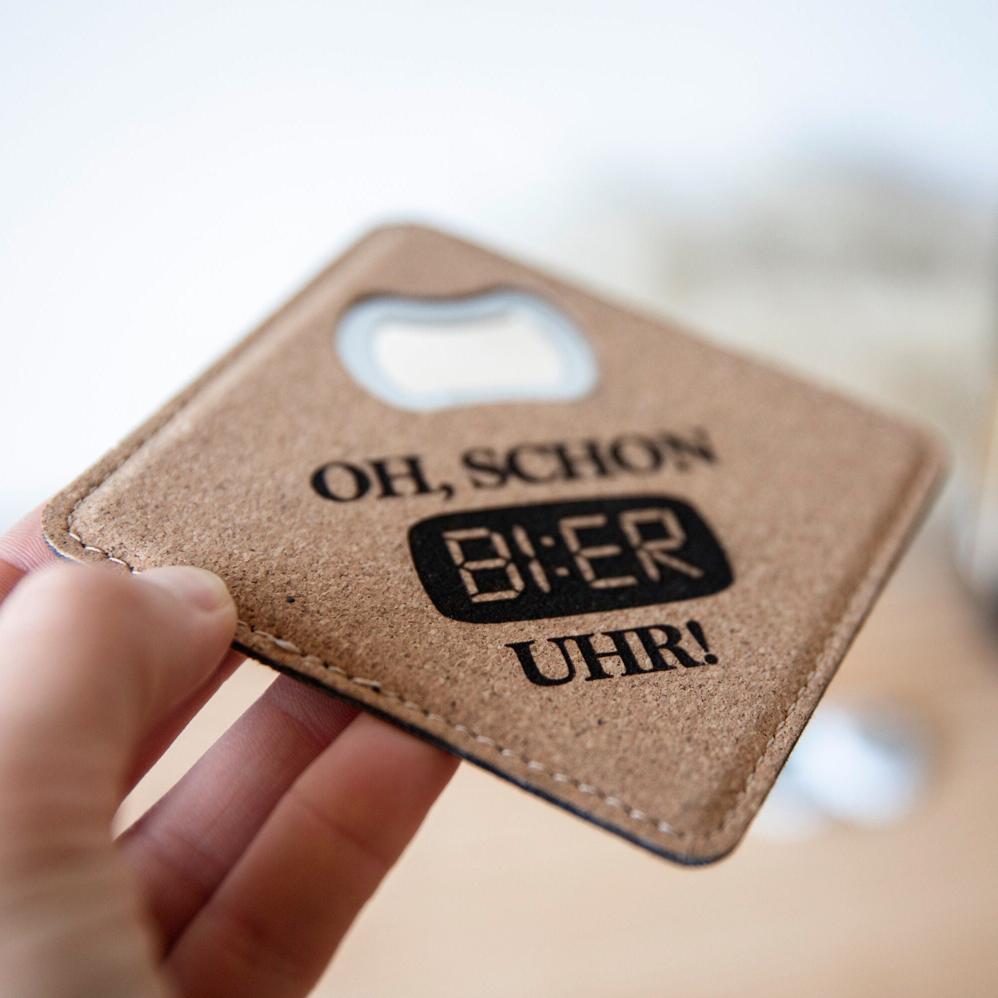 Flaschenöffner mit Gravur / Biertrinker / Kork Untersetzer mit integriertem Öffner / Geschenkidee Männer / Vatertag / Geschenk Geburtstag