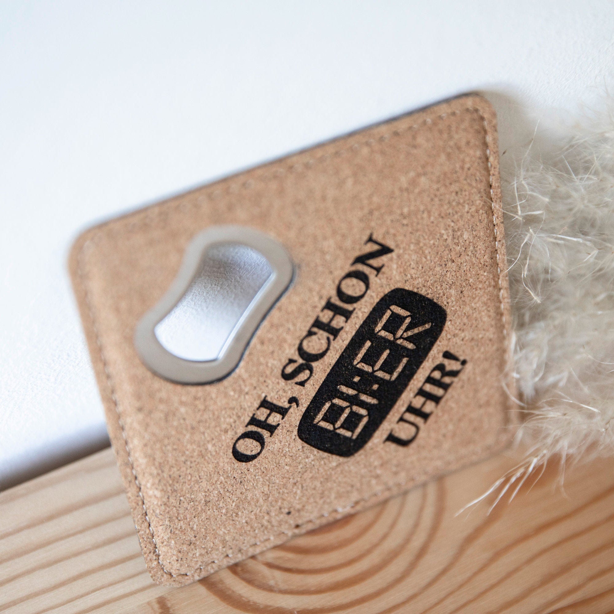 Flaschenöffner mit Gravur / Biertrinker / Kork Untersetzer mit integriertem Öffner / Geschenkidee Männer / Vatertag / Geschenk Geburtstag