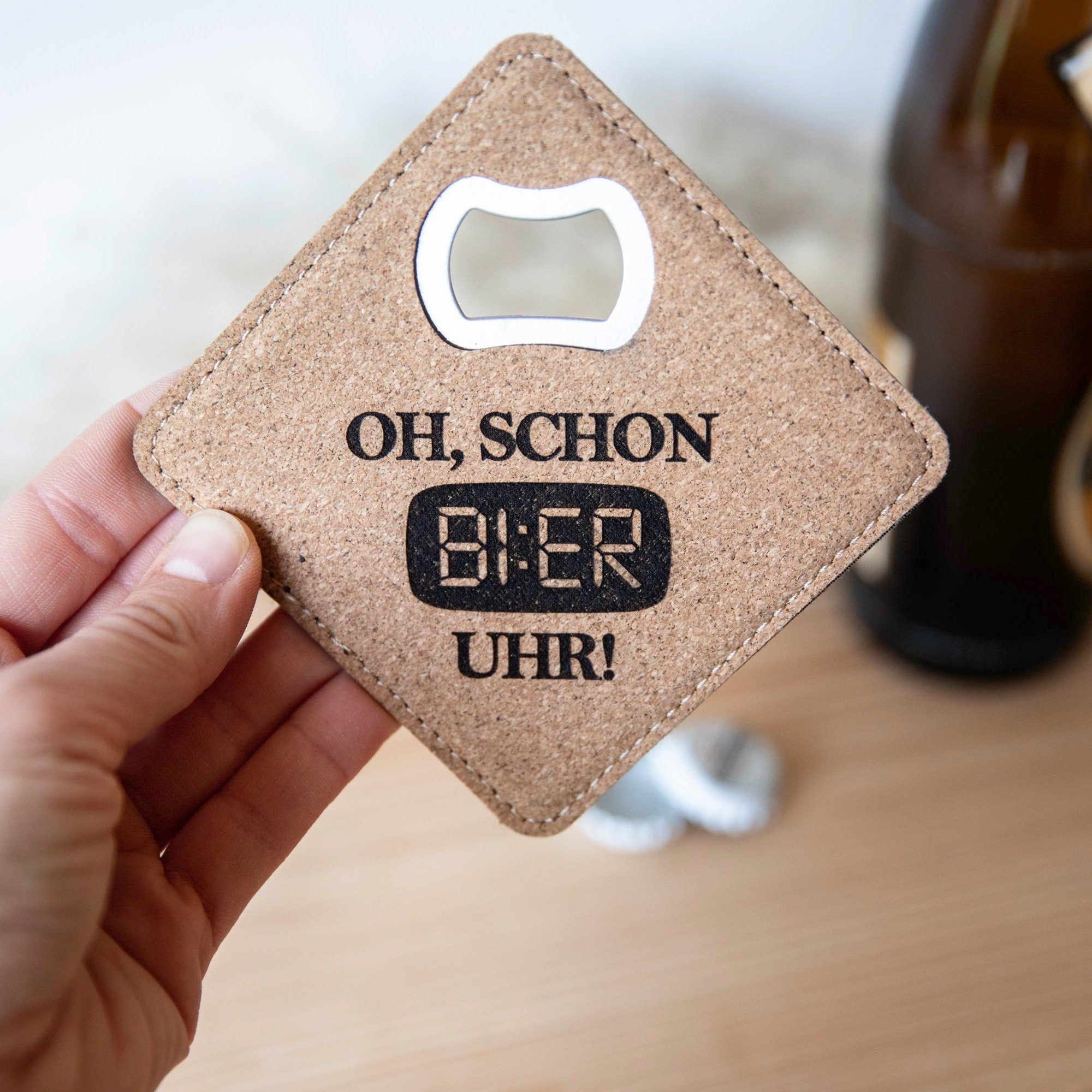 Flaschenöffner mit Gravur / Bierliebhaber / Kork Untersetzer mit integriertem Öffner / Geschenkidee Männer / Vatertag / Geschenk Geburtstag