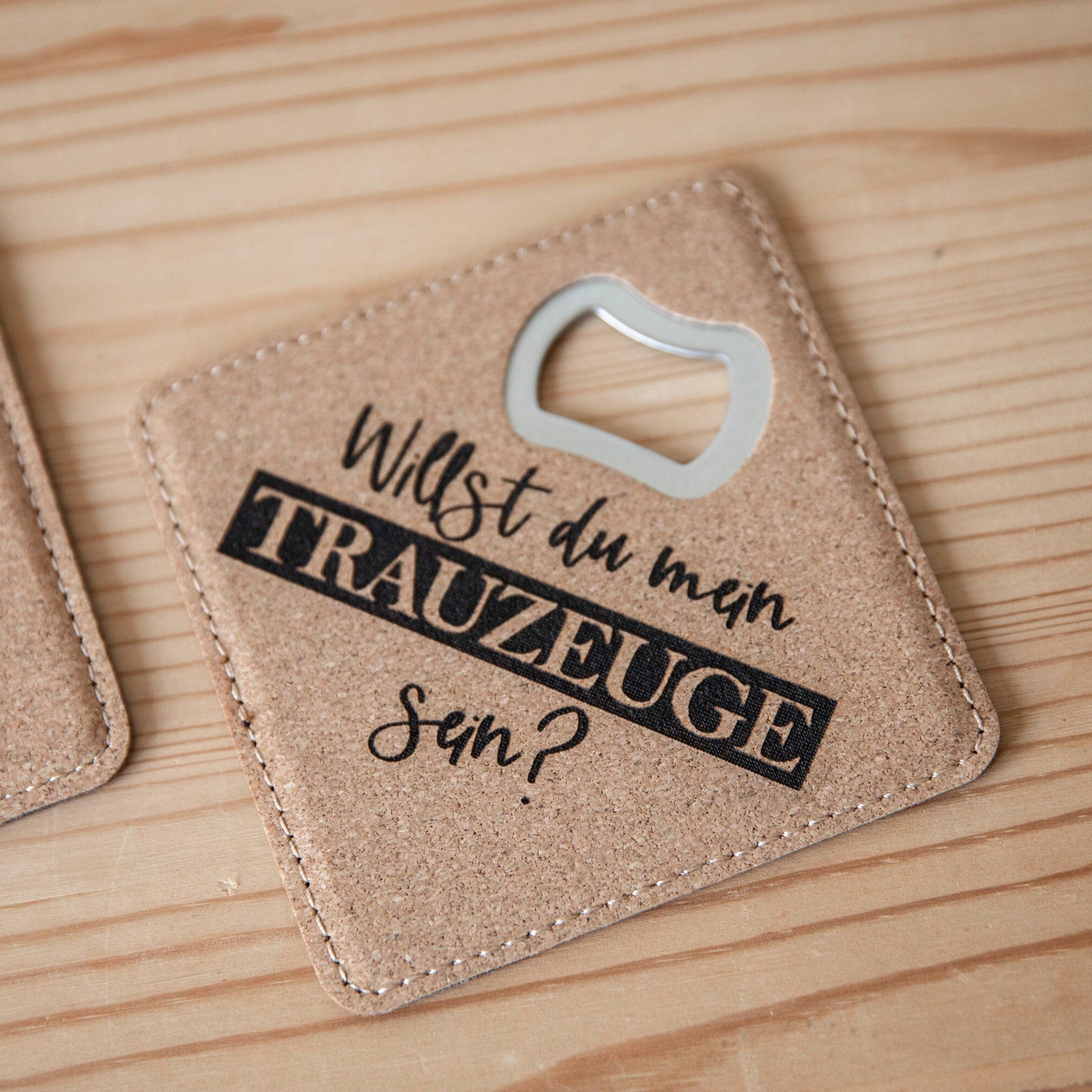 Geschenk Trauzeuge fragen / Flaschenöffner / Kork Untersetzer mit integriertem Öffner / Geschenkidee Trauzeugin / Trauzeugengeschenk