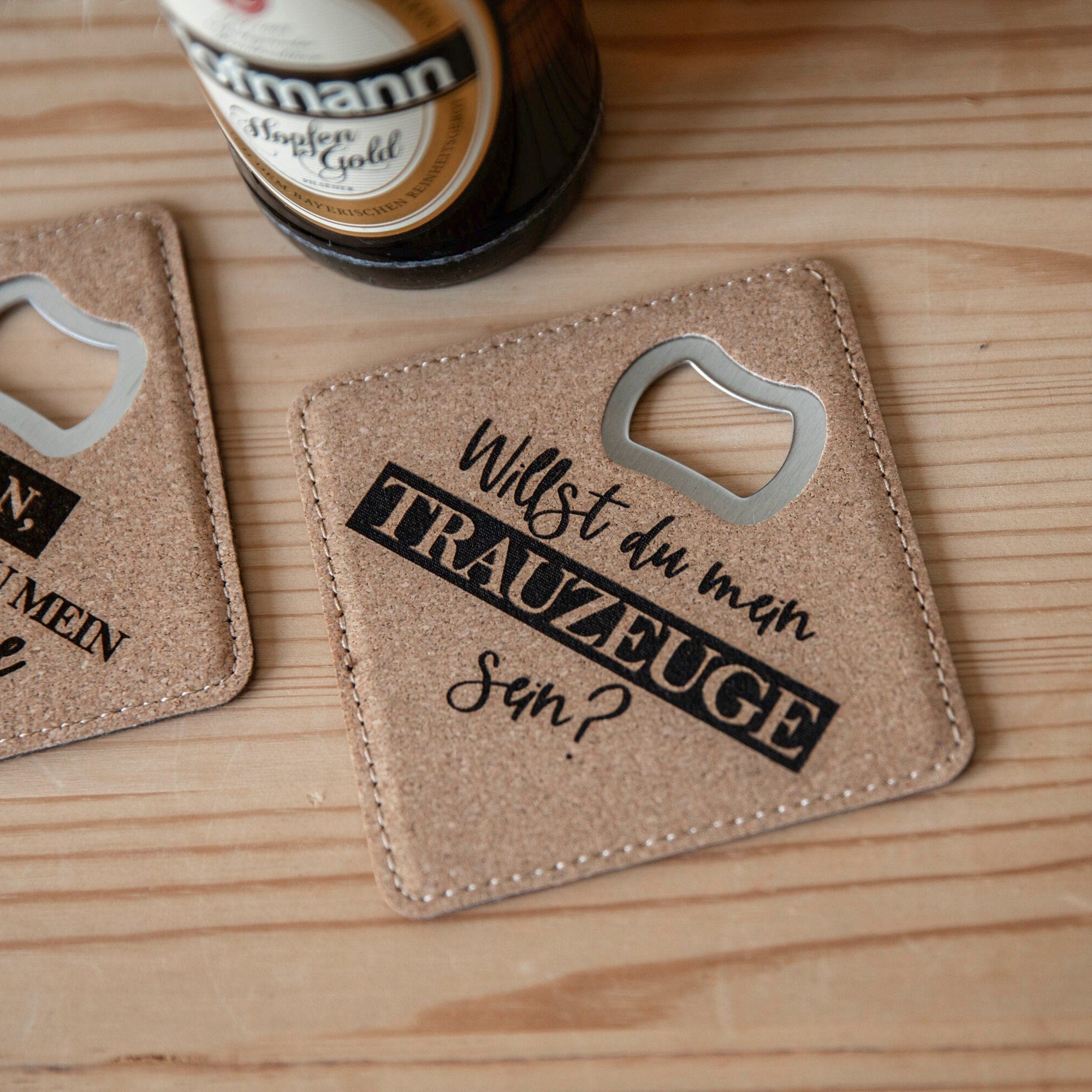 Geschenk Trauzeuge fragen / Flaschenöffner / Kork Untersetzer mit integriertem Öffner / Geschenkidee Trauzeugin / Trauzeugengeschenk