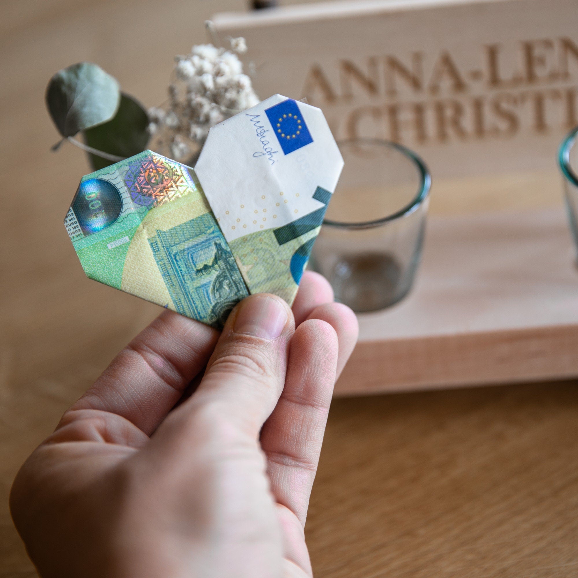 Personalisierte Schnapsbank als Geldgeschenk für Hochzeit mit Gravur / Geschenk personalisiert mit Namen / Geld schenken Brautpaar