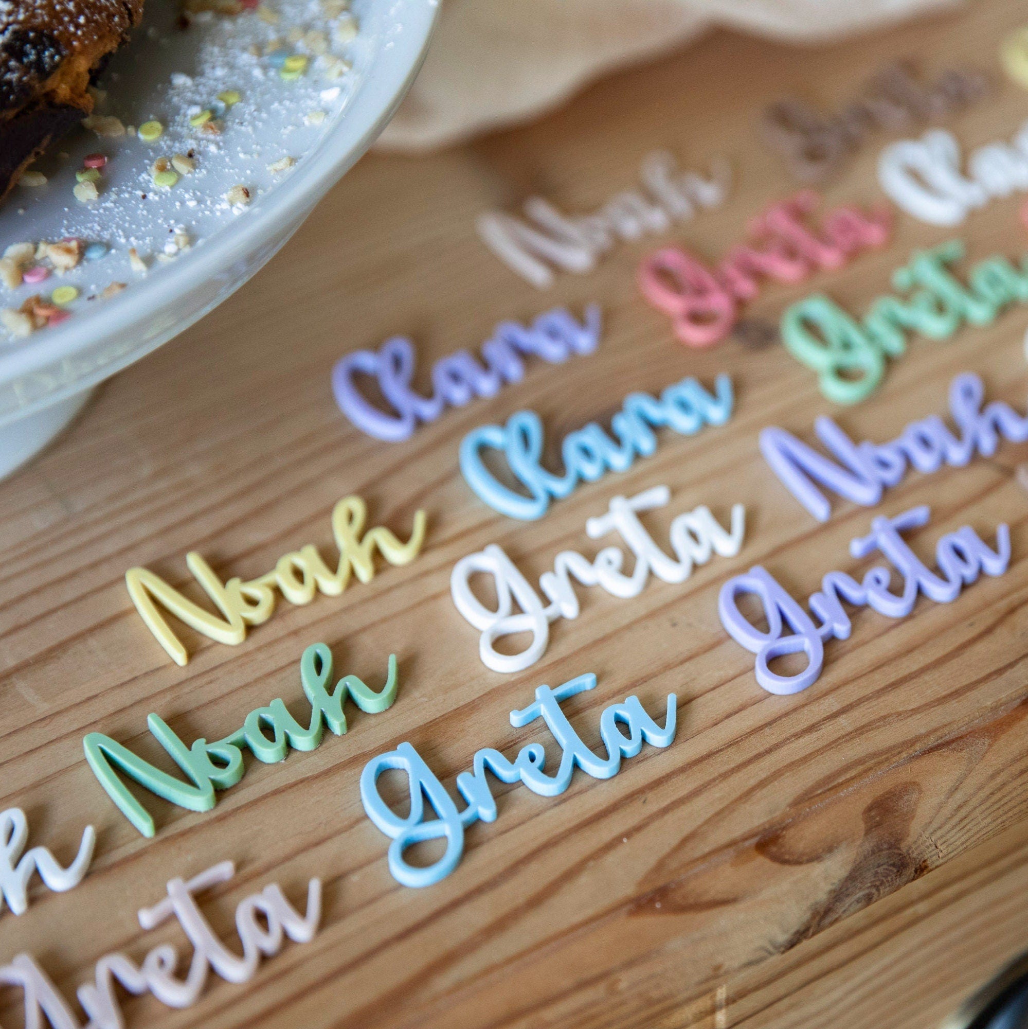 Namensschild Kindergeburtstag / Tischkarten Name / Gastgeschenk Geburtstag / Einschulung Deko / Konfetti Acryl / Acryl Schriftzug