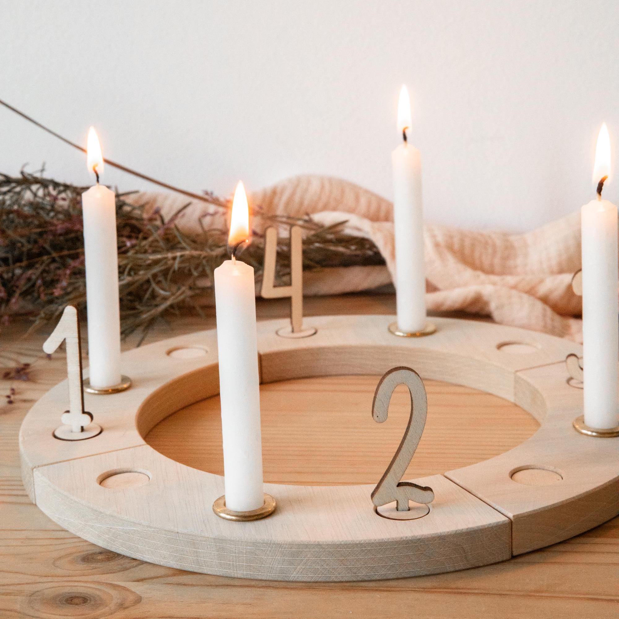 Adventskranz mit Holzzahlen / Adventsteller Kerzen / Holzkranz Deko Winter / Adventsdeko Holz / Weihnachtskranz / Holzteller modern Advent