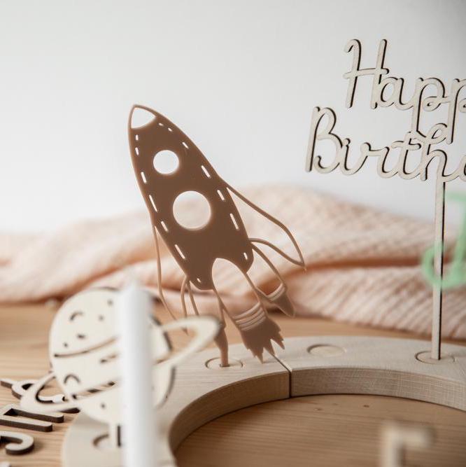 Personalisierter Geburtstagskranz Weltraum / Geburtstagsring aus Holz / Kindergeburtstag Planeten / Weltraum Geburtstag / Astronauten Party