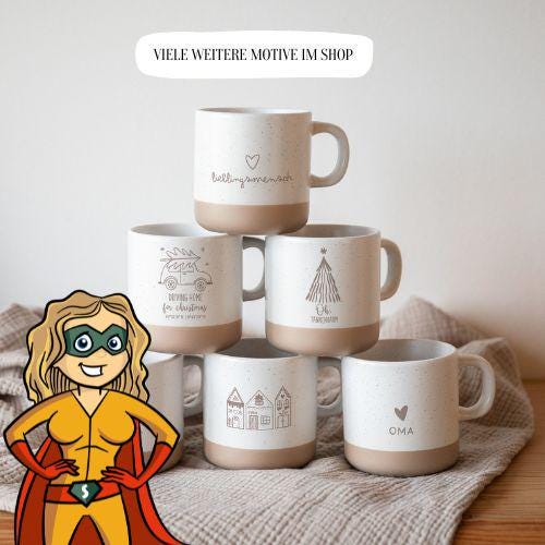 Fünf personalisierte Tassen aus Steingut von Laserhelden, liebevoll illustriert, sind gestapelt – mit einer Cartoon-Superheldin davor. Perfekt als Geschenk oder individuelles Lieblingsstück für jeden Anlass.
