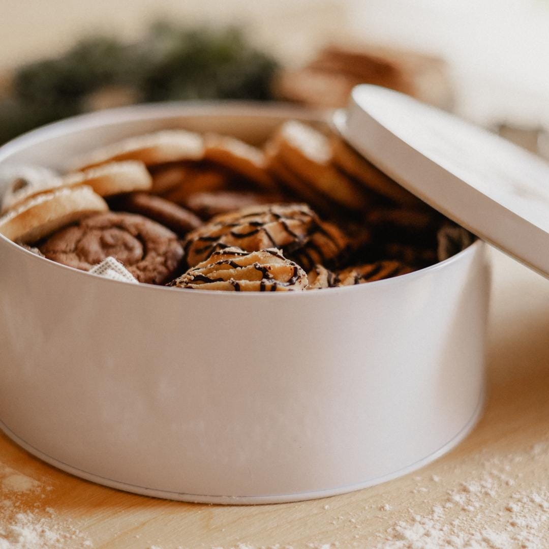 Personalisierte Keksdose Weihnachten mit Namen – Motivwahl Rentier, Tannenbaum, Häuser oder Eisbär – Geschenk für Kinder und Familie