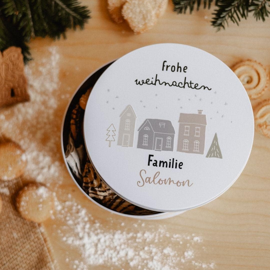 Personalisierte Keksdose Weihnachten mit Namen – Motivwahl Rentier, Tannenbaum, Häuser oder Eisbär – Geschenk für Kinder und Familie