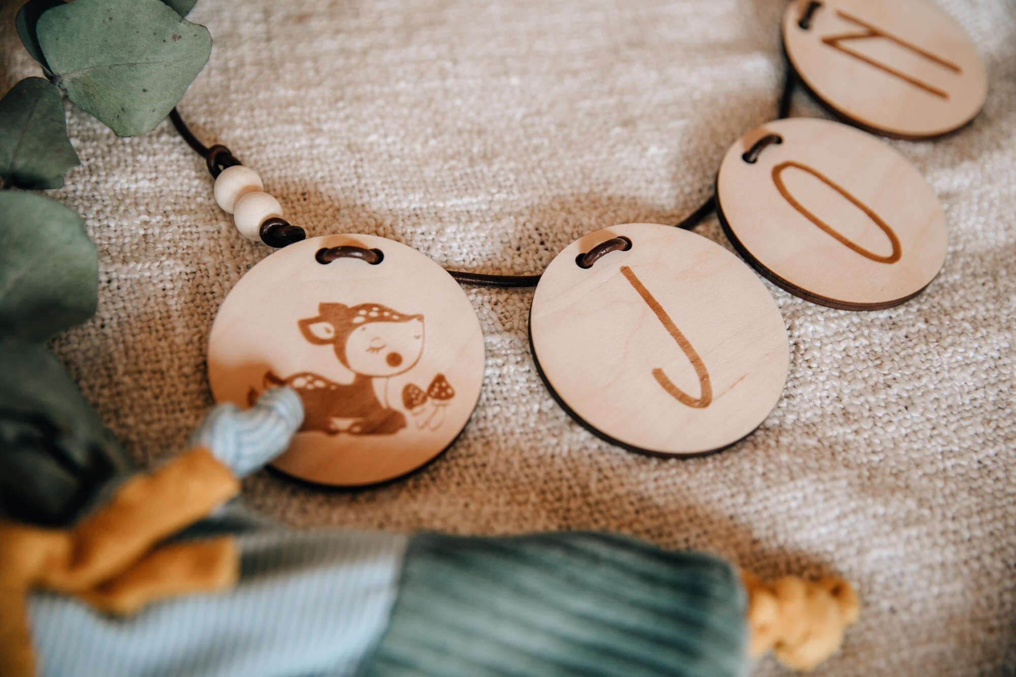 Namensgirlande aus Holz mit Lederband / Holzgirlande / personalisiert mit Name und Motiv