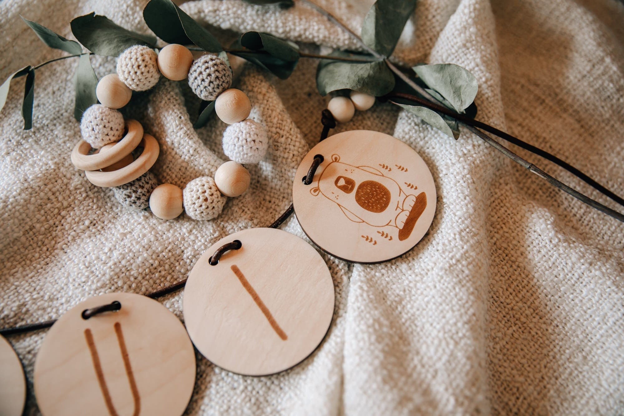 Namensgirlande aus Holz mit Lederband / Holzgirlande / personalisiert mit Name und Motiv