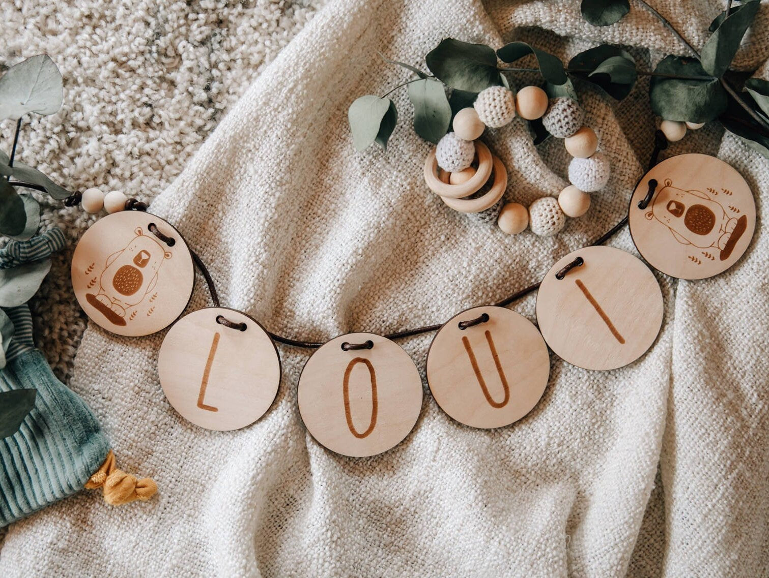 Namensgirlande aus Holz mit Lederband / Holzgirlande / personalisiert mit Name und Motiv