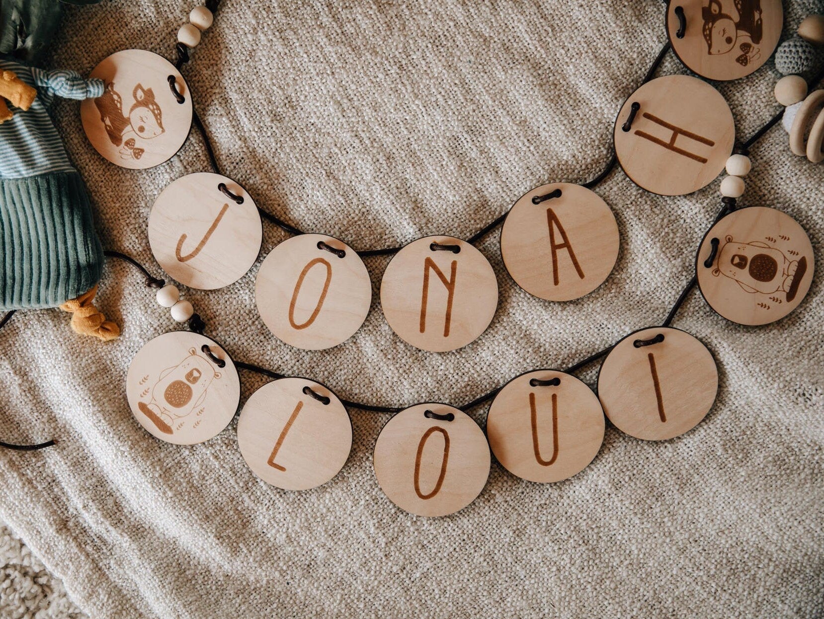 Namensgirlande aus Holz mit Lederband / Holzgirlande / personalisiert mit Name und Motiv