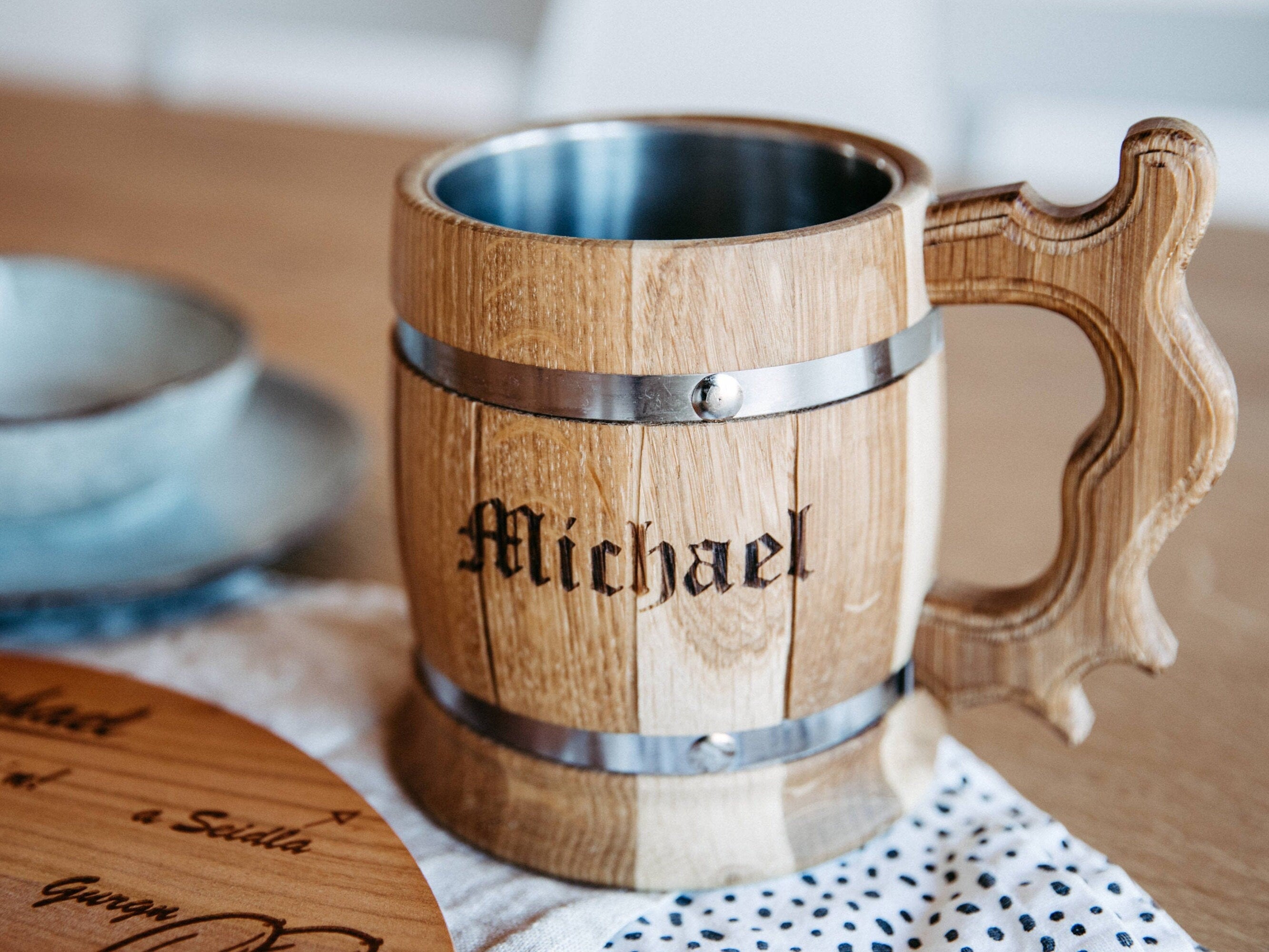 Rustikaler Bierkrug aus Eichenholz mit Edelstahleinsatz 0,5 Liter / Holzkrug / Vatertagsgeschenk mit personalisierbarer Gravur