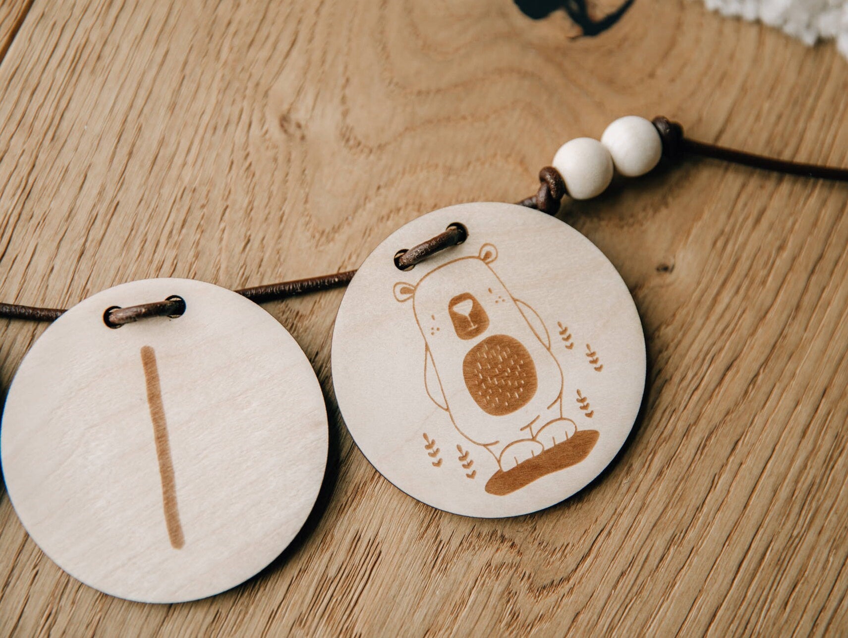 Namensgirlande aus Holz mit Lederband / Holzgirlande / personalisiert mit Name und Motiv