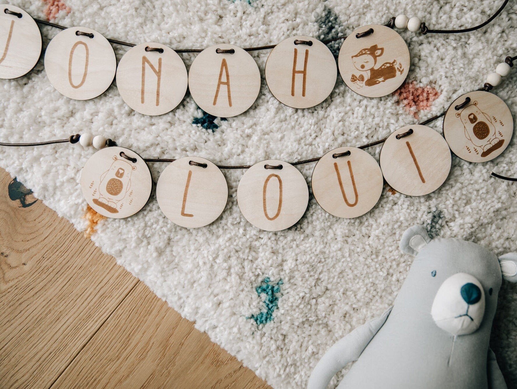 Namensgirlande aus Holz mit Lederband / Holzgirlande / personalisiert mit Name und Motiv