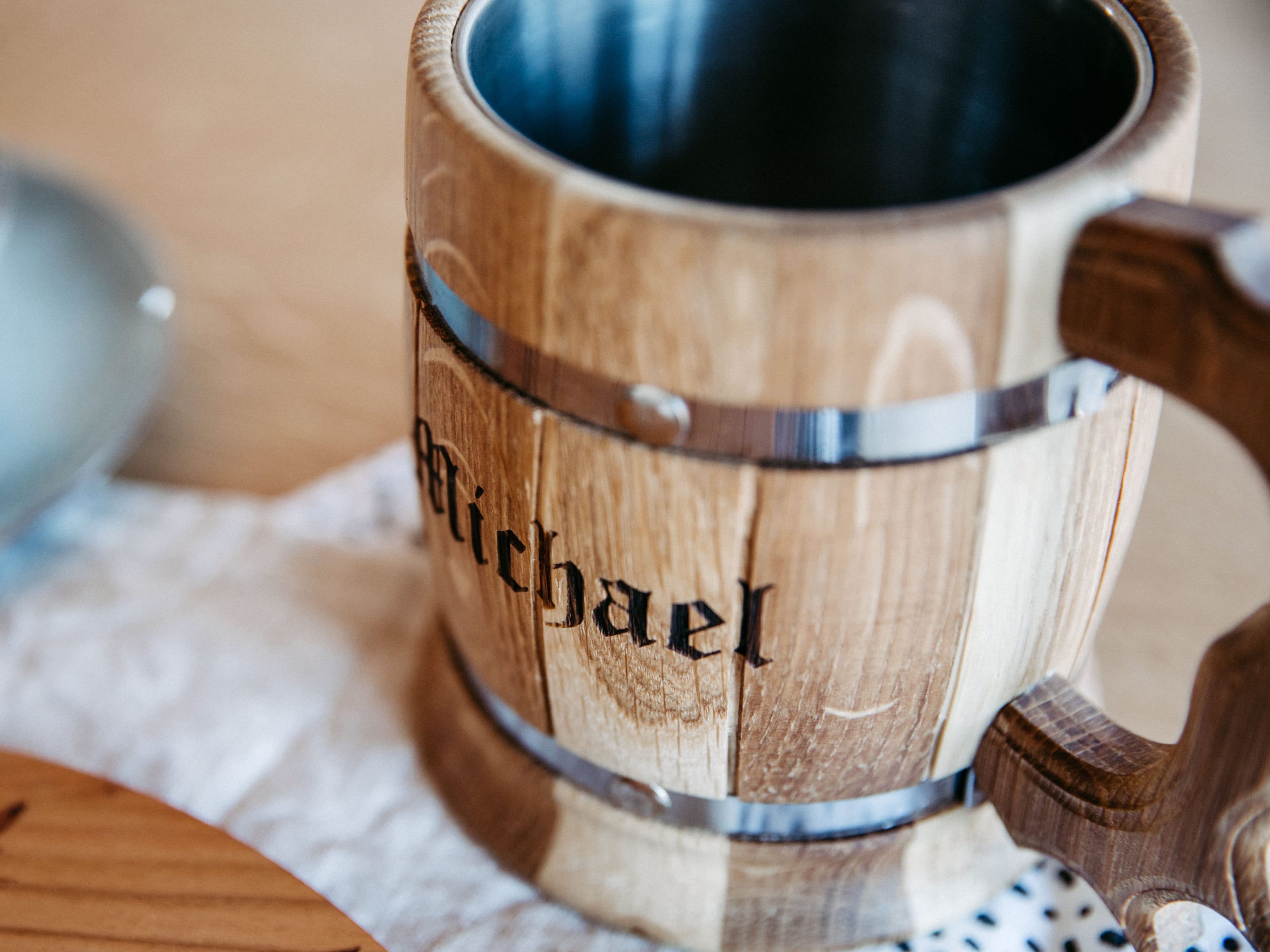 Rustikaler Bierkrug aus Eichenholz mit Edelstahleinsatz 0,5 Liter / Holzkrug / Vatertagsgeschenk mit personalisierbarer Gravur