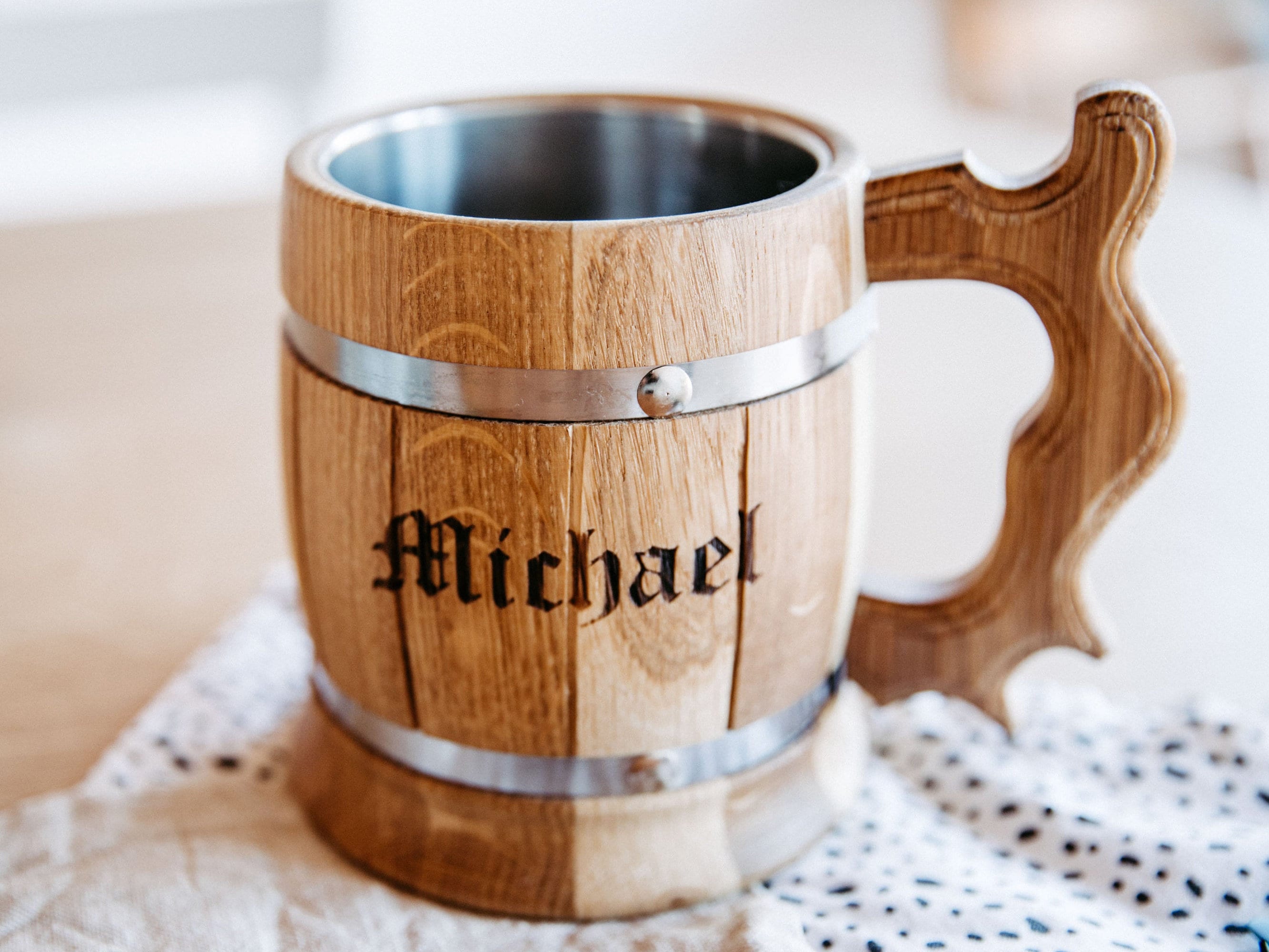 Rustikaler Bierkrug aus Eichenholz mit Edelstahleinsatz 0,5 Liter / Holzkrug / Vatertagsgeschenk mit personalisierbarer Gravur
