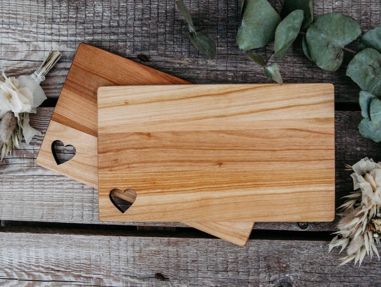 Frühstücksbrett Herz zwei Namen / Brotzeitbrett aus Kirsche 26x15cm / Schneidebrett / Stullenbrett / Geschenk Muttertag / Valentinstag