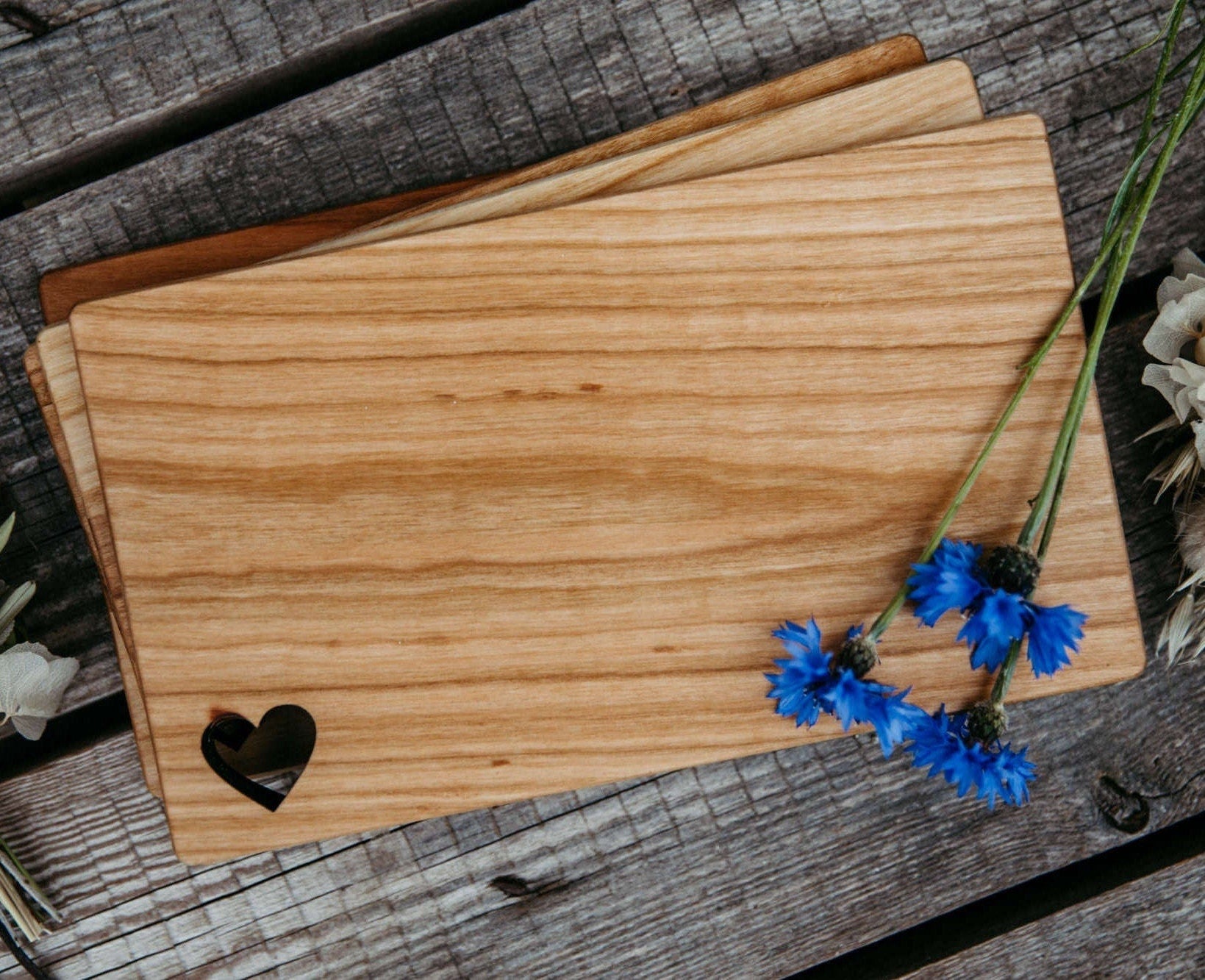 Frühstücksbrett Herz zwei Namen / Brotzeitbrett aus Kirsche 26x15cm / Schneidebrett / Stullenbrett / Geschenk Muttertag / Valentinstag