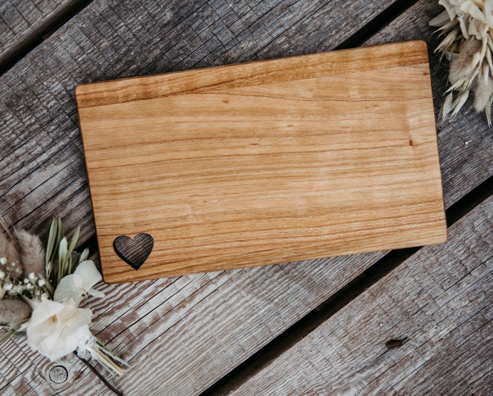 Frühstücksbrett Herz zwei Namen / Brotzeitbrett aus Kirsche 26x15cm / Schneidebrett / Stullenbrett / Geschenk Muttertag / Valentinstag