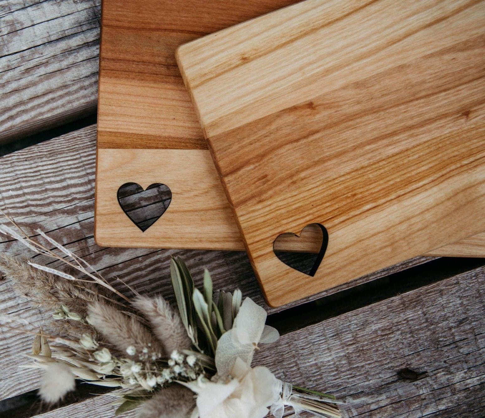 Frühstücksbrett Herz zwei Namen / Brotzeitbrett aus Kirsche 26x15cm / Schneidebrett / Stullenbrett / Geschenk Muttertag / Valentinstag