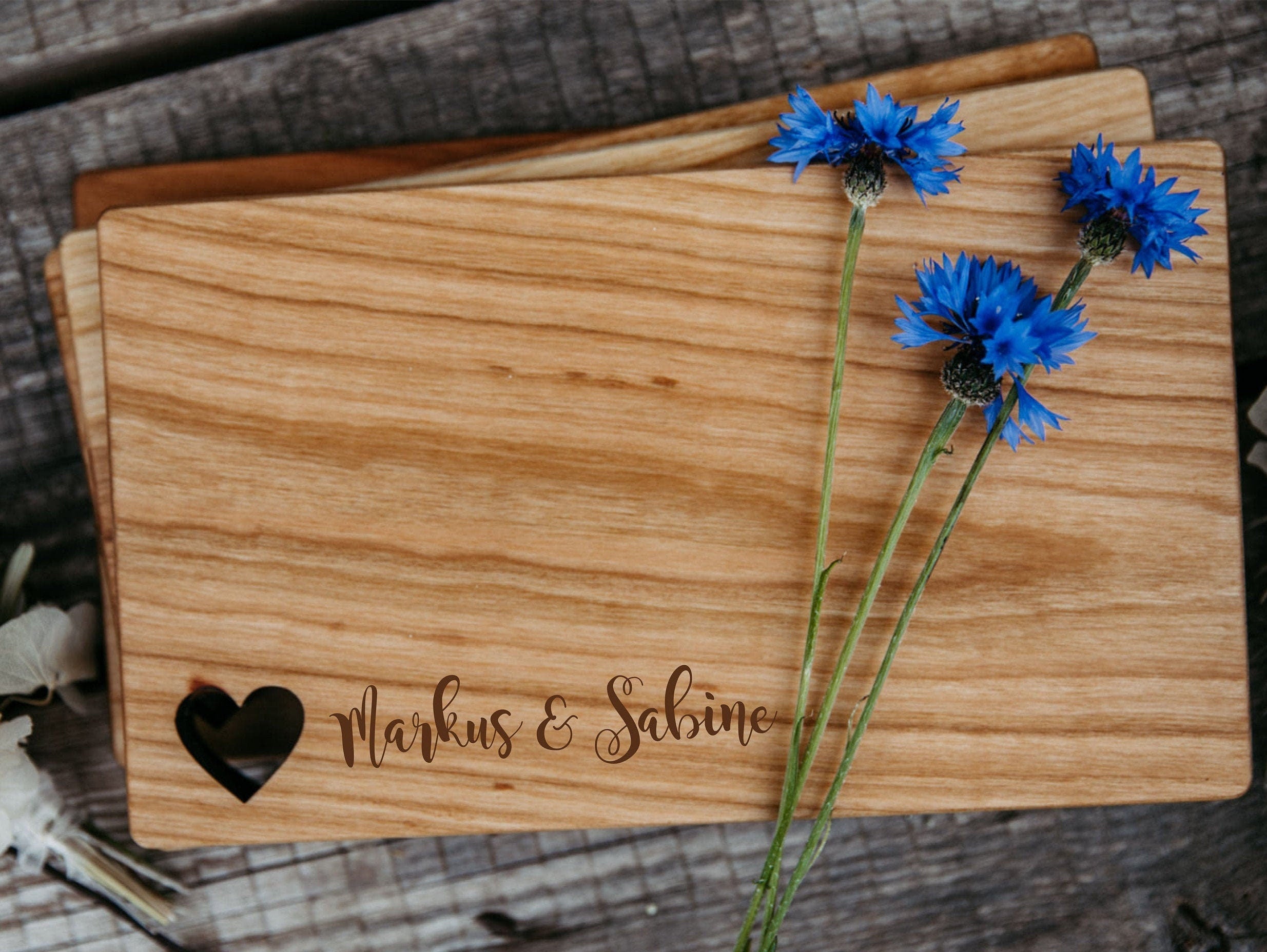 Frühstücksbrett Herz zwei Namen / Brotzeitbrett aus Kirsche 26x15cm / Schneidebrett / Stullenbrett / Geschenk Muttertag / Valentinstag