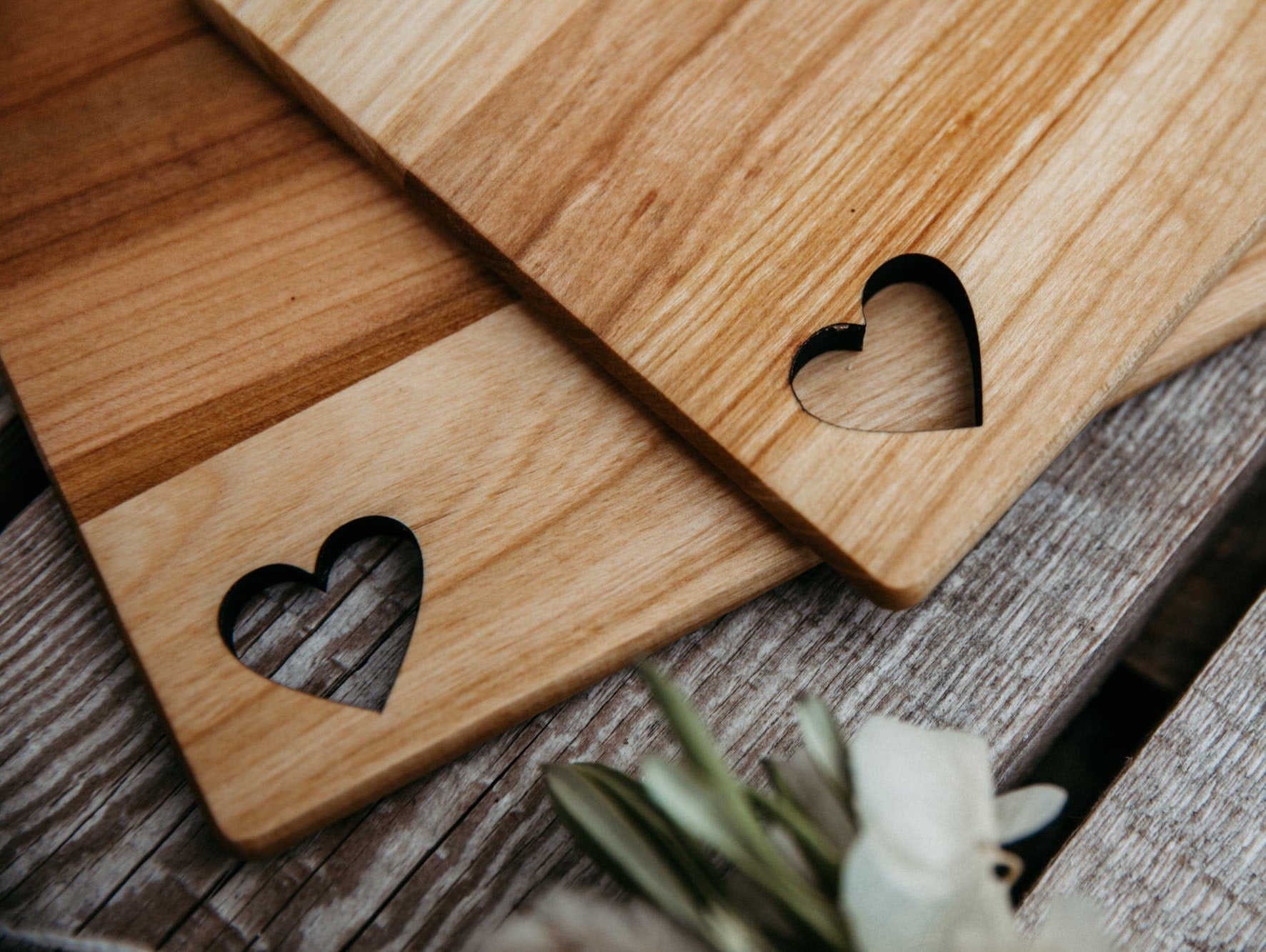 Frühstücksbrett Herz zwei Namen / Brotzeitbrett aus Kirsche 26x15cm / Schneidebrett / Stullenbrett / Geschenk Muttertag / Valentinstag