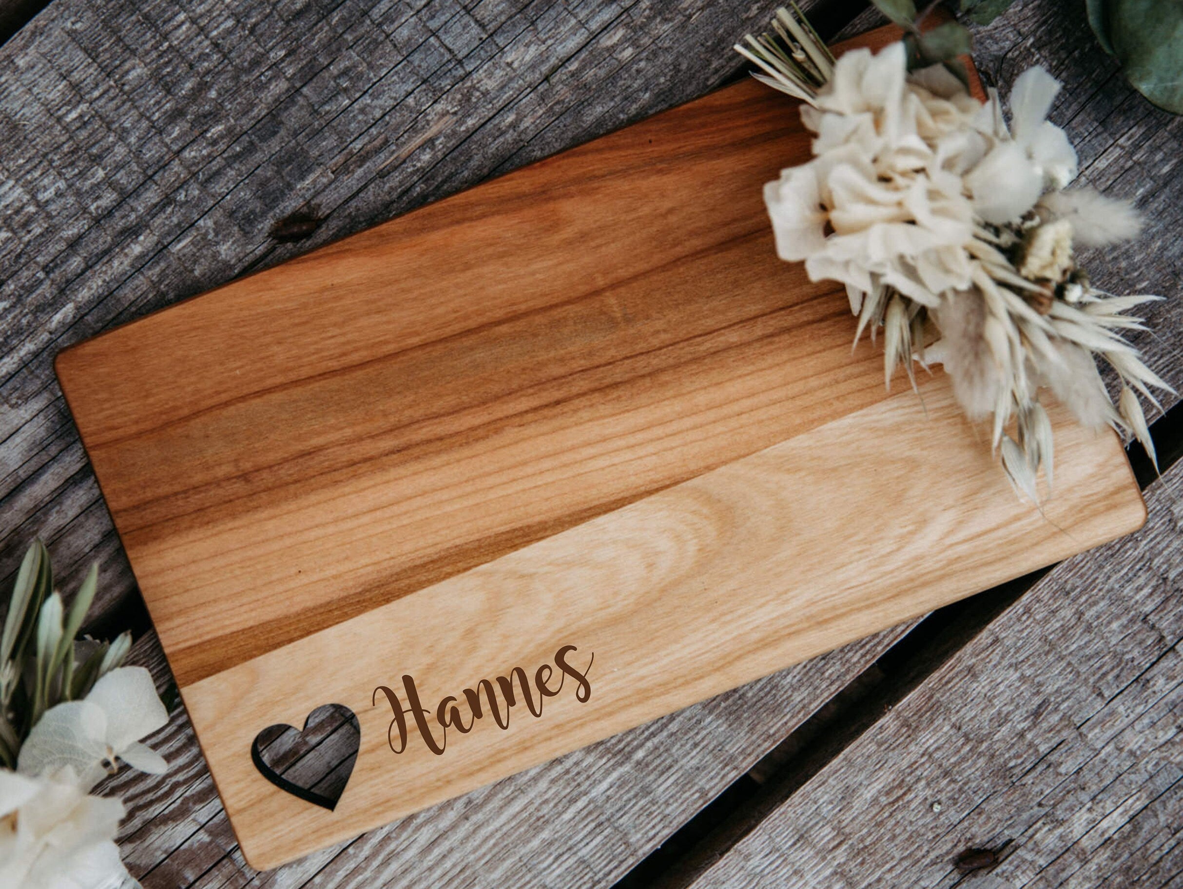Personalisiertes Frühstücksbrett Herz mit Namen / Brotzeitbrett aus Kirsche / Schneidebrett / Geschenk Muttertag / Valentinstag