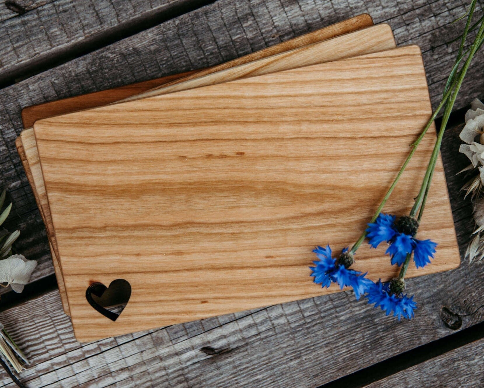 Frühstücksbrett Herz mit Gravur / Brotzeitbrett aus Kirsche 26x15cm / Schneidebrett / Stullenbrett / Geschenk Muttertag / Valentinstag