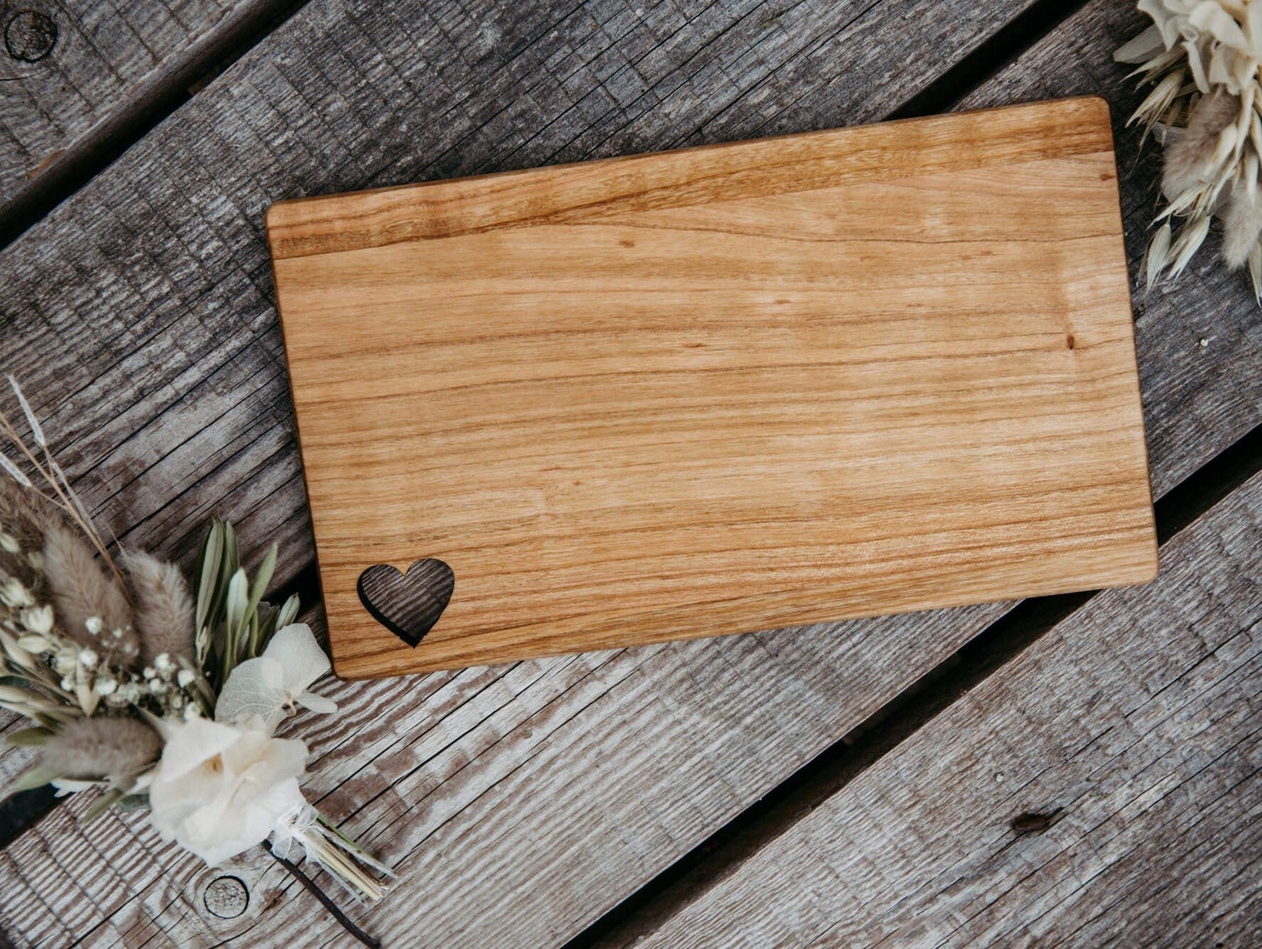 Frühstücksbrett Herz mit Gravur / Brotzeitbrett aus Kirsche 26x15cm / Schneidebrett / Stullenbrett / Geschenk Muttertag / Valentinstag