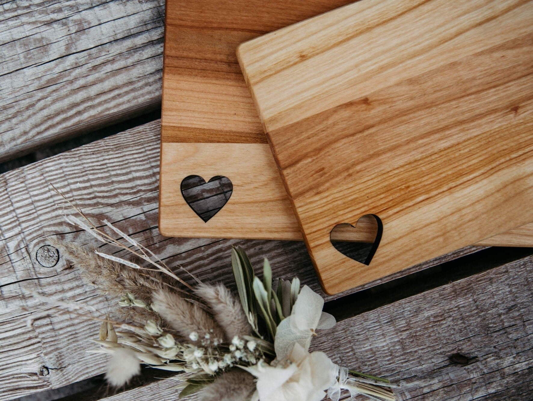 Frühstücksbrett Herz mit Gravur / Brotzeitbrett aus Kirsche 26x15cm / Schneidebrett / Stullenbrett / Geschenk Muttertag / Valentinstag