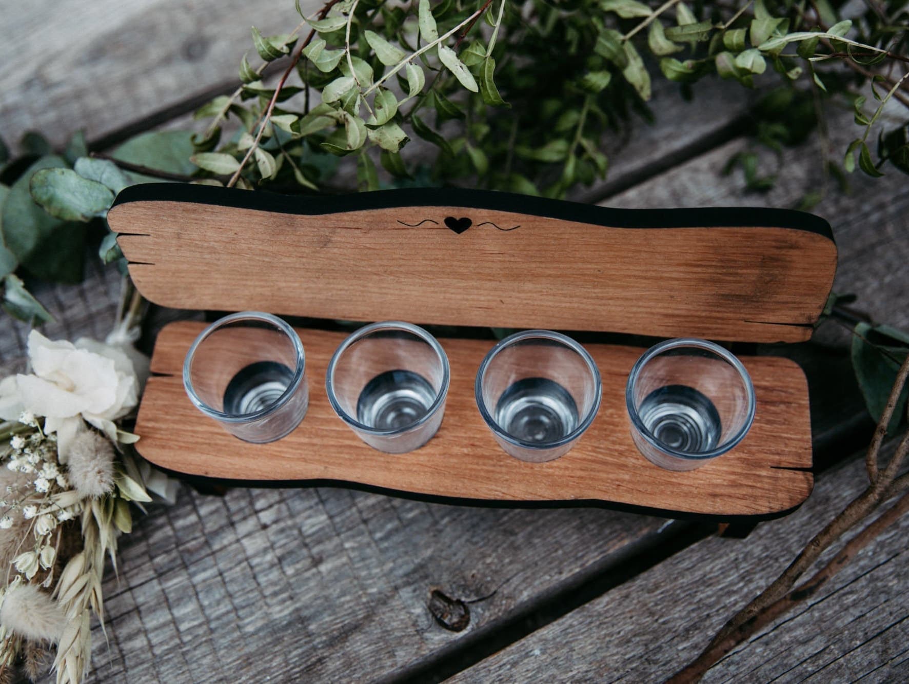 Personalisierte Schnapsbank mit Gravur inkl. Gläser (verschiedene Sprüche) / Erlenholz