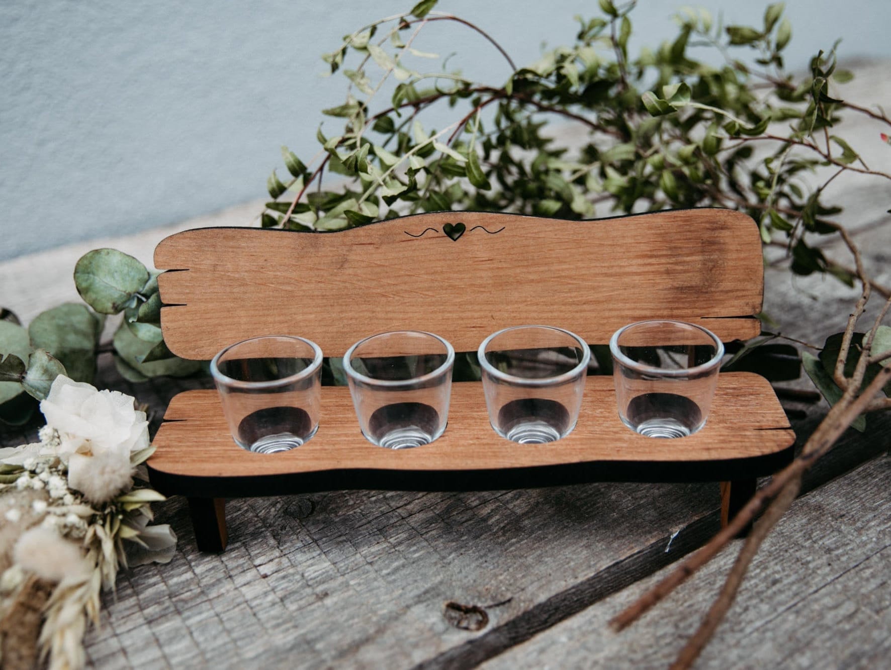 Personalisierte Schnapsbank mit Gravur inkl. Gläser (verschiedene Sprüche) / Erlenholz