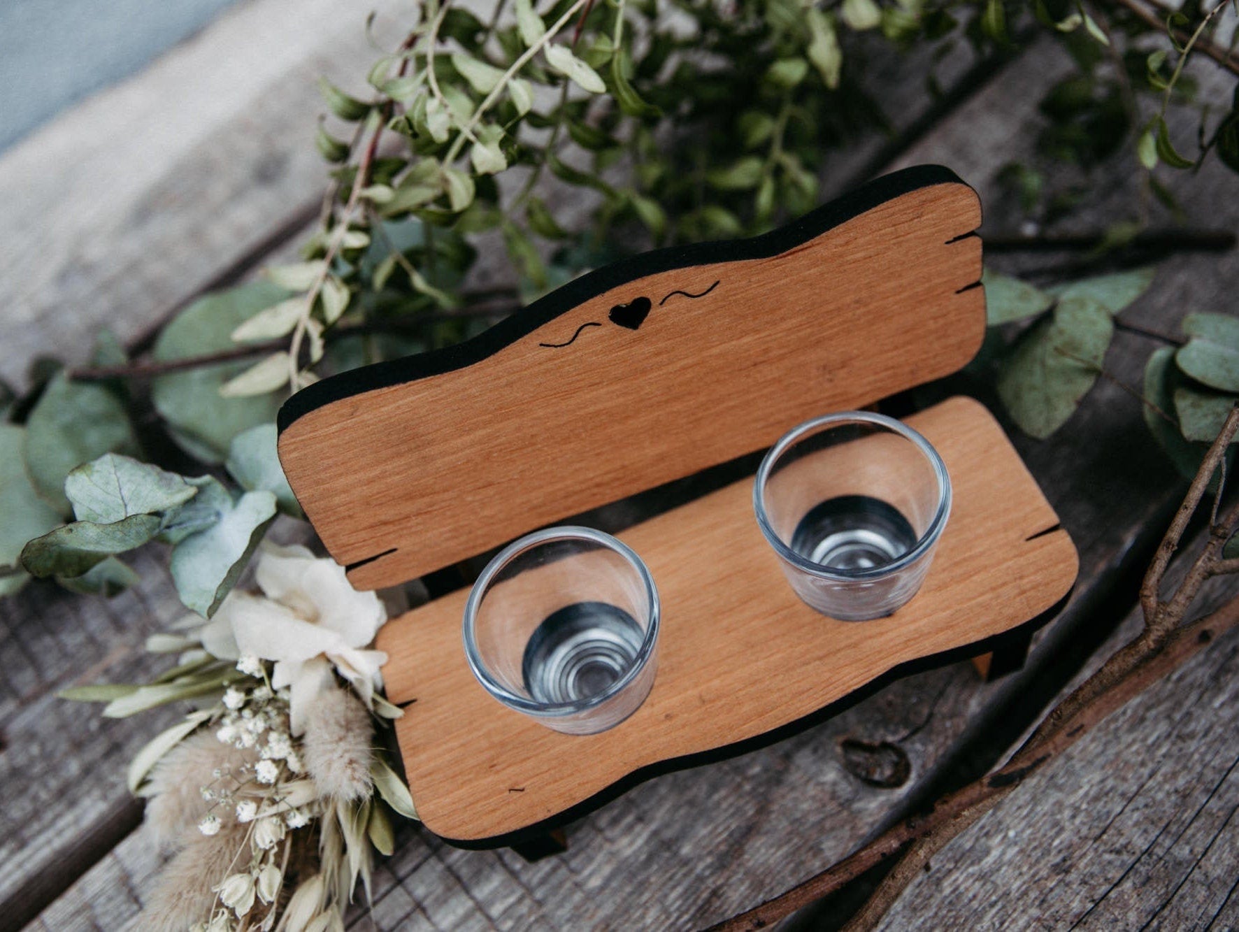 Personalisierte Schnapsbank für Hochzeit mit Gravur inkl. Gläser / Erlenholz / Hochzeitsgeschenk