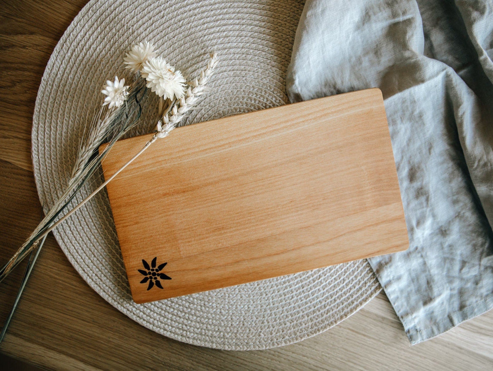 Schneidebrett aus Holz "Edelweiß" mit Namen personalisiert / Brotzeitbrett aus Kirsche 26x15cm / Frühstücksbrett / Geschenk Muttertag