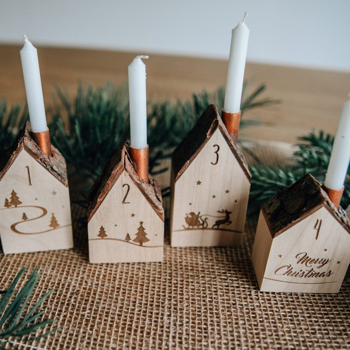 Adventskranz Kerzenhäuser aus Holz (4er-Set) / Ahornholz mit Rindendach Natur / Weihnachtsdekoration Advent Holzhäuser mit Kerze