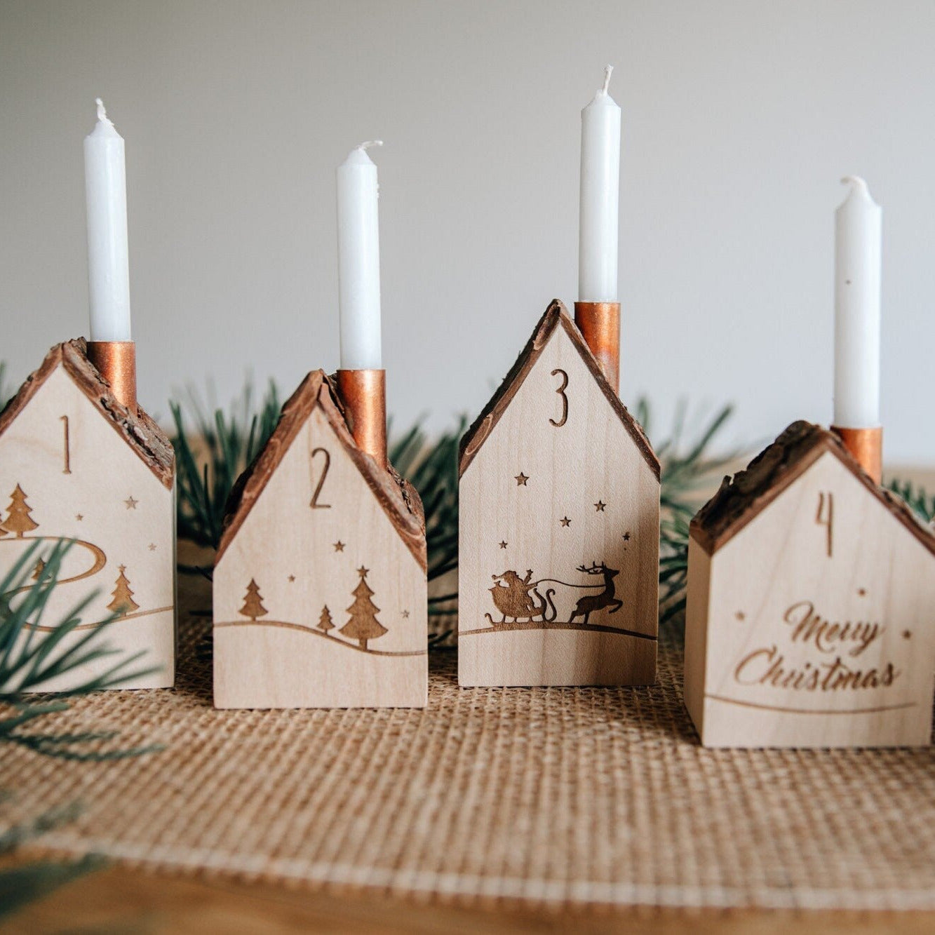 Adventskranz Kerzenhäuser aus Holz (4er-Set) / Ahornholz mit Rindendach Natur / Weihnachtsdekoration Advent Holzhäuser mit Kerze