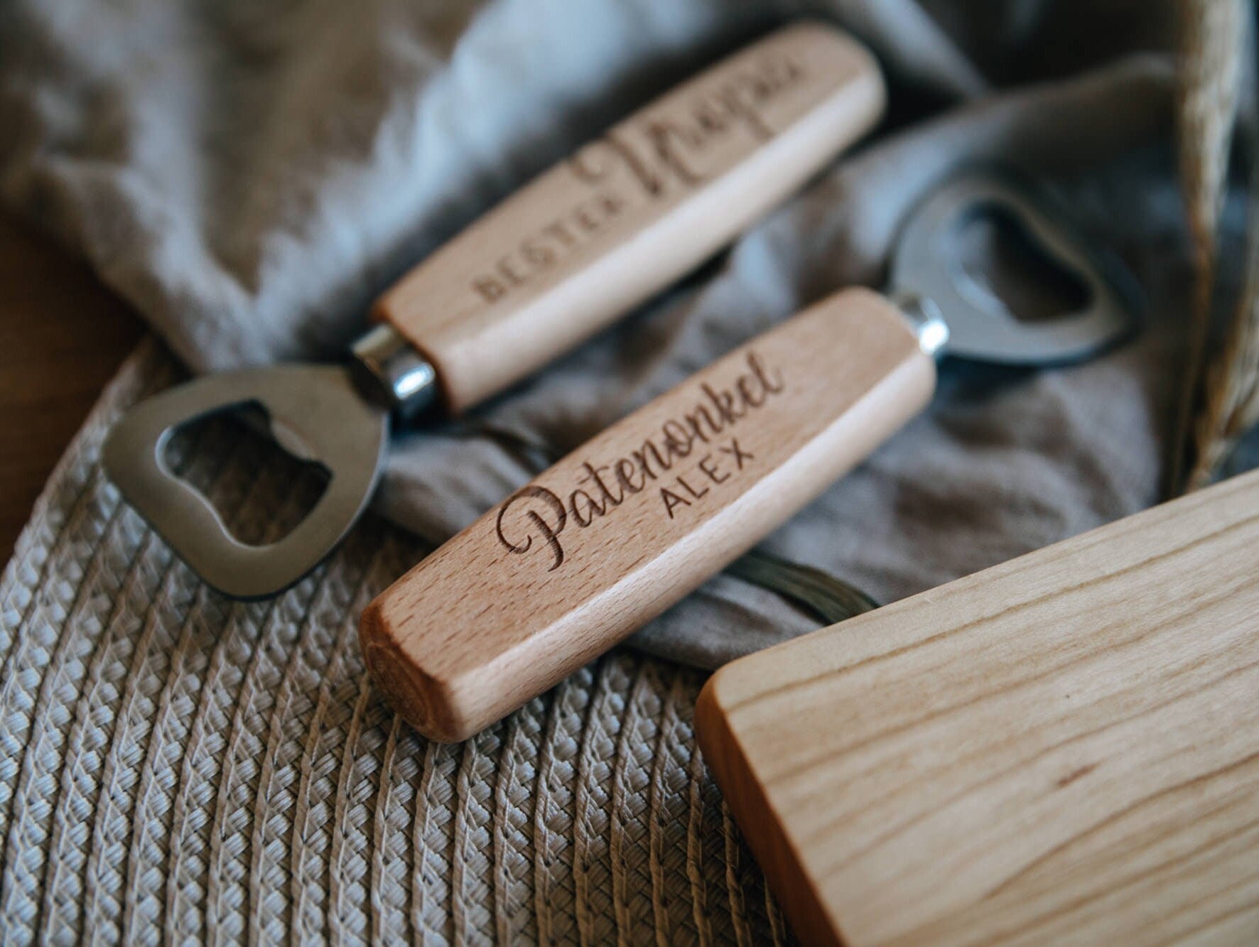 Personalisierter Flaschenöffner aus Holz "Buche" / Geschenk Uropa / Patenonkel Geschenk / Kapselheber mit Gravur