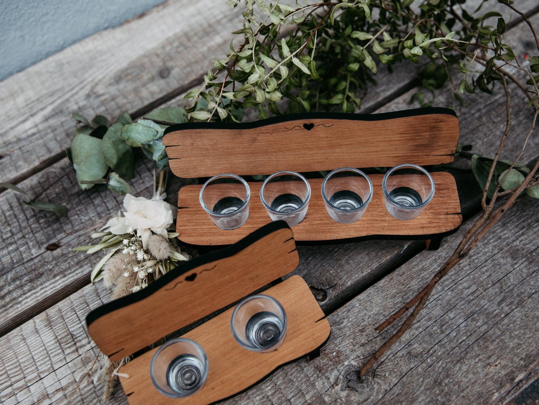 Personalisierte Schnapsbank mit Gravur inkl. Gläser (verschiedene Sprüche) / Erlenholz