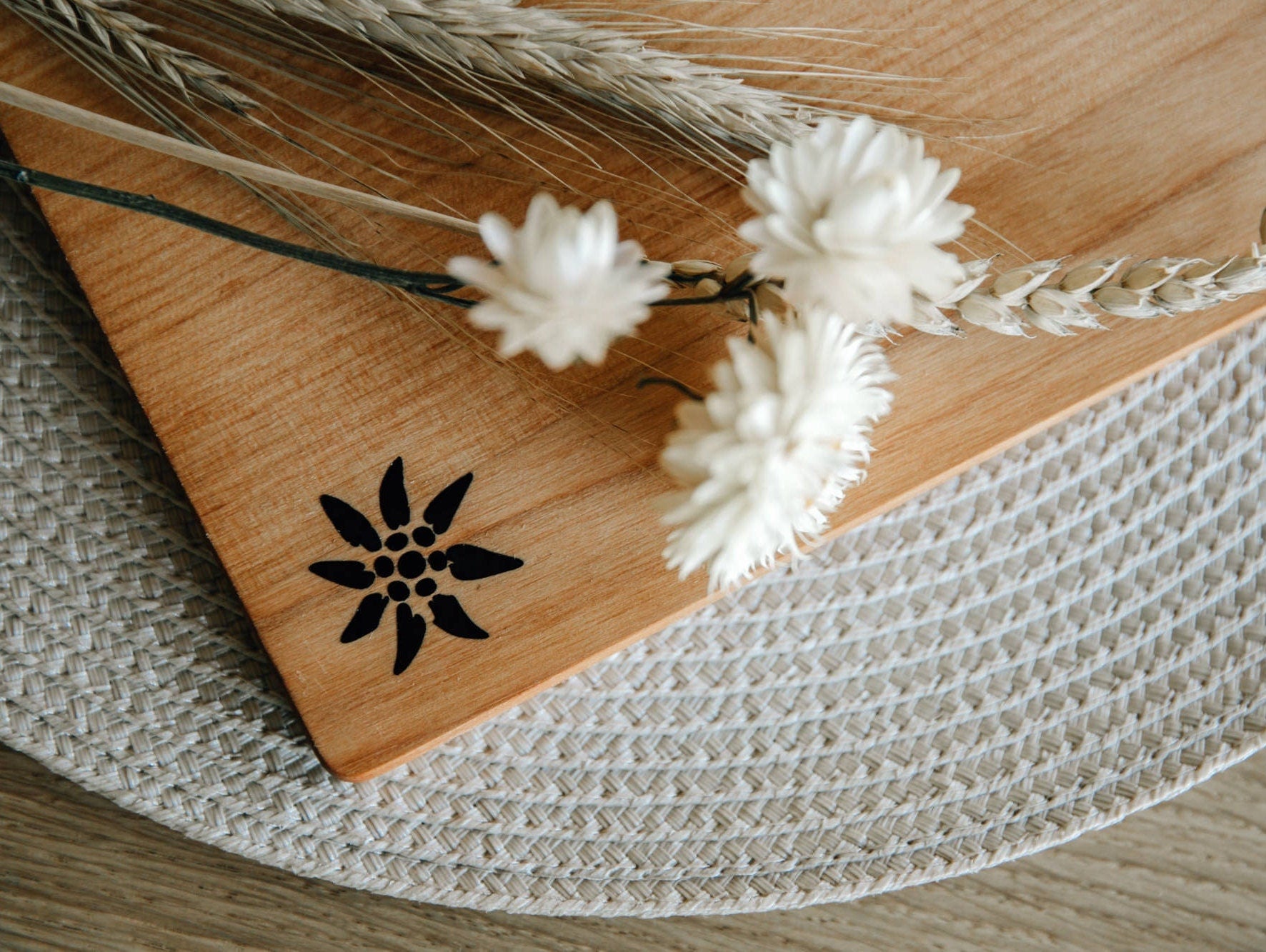 Schneidebrett aus Holz "Edelweiß" mit Namen personalisiert / Brotzeitbrett aus Kirsche 26x15cm / Frühstücksbrett / Geschenk Muttertag