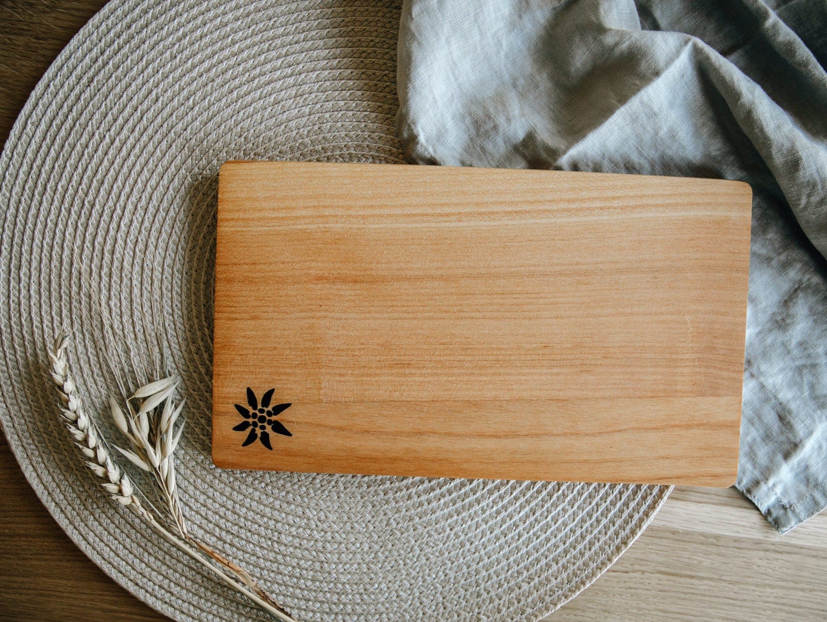 Schneidebrett aus Holz "Edelweiß" mit Namen personalisiert / Brotzeitbrett aus Kirsche 26x15cm / Frühstücksbrett / Geschenk Muttertag